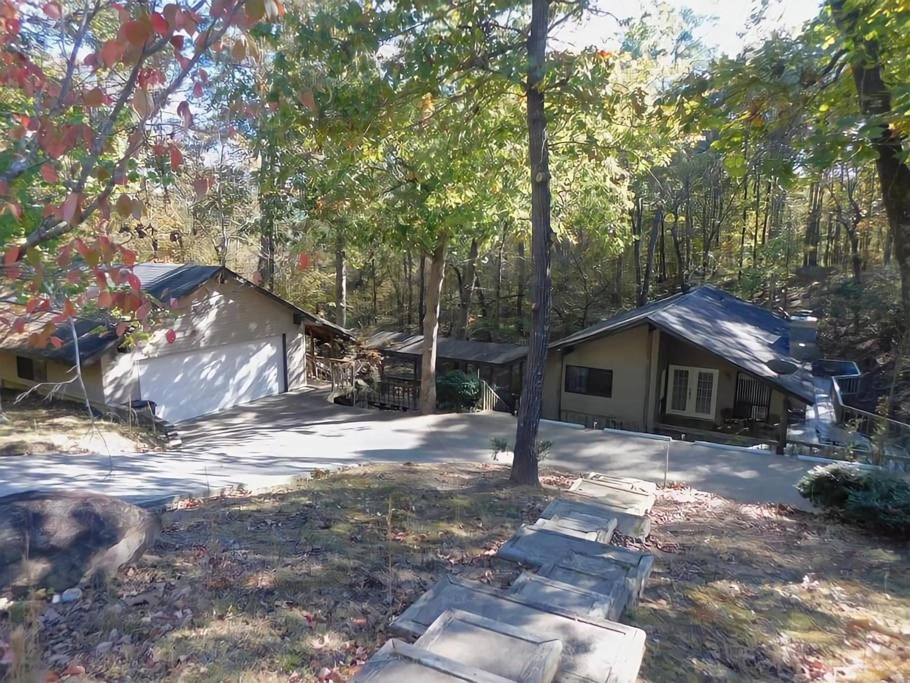 Hotel Secluded Home with Mini Waterfall and a Creek in Hot Springs - Image 1