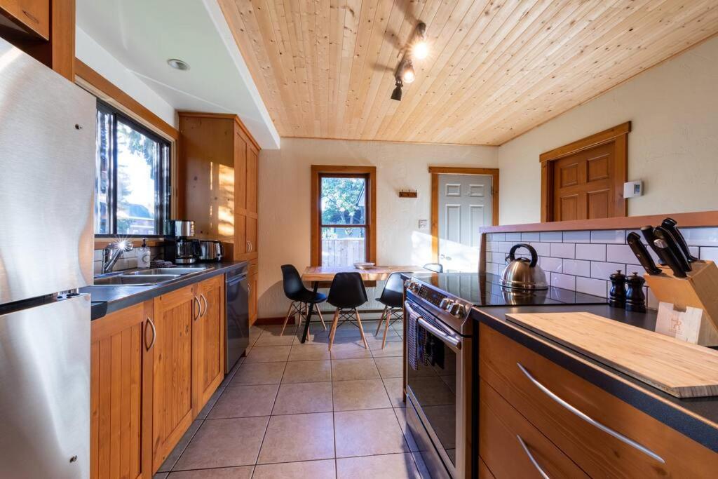 Golden Vacations - Knotty Pine Lodge - Property Image 8