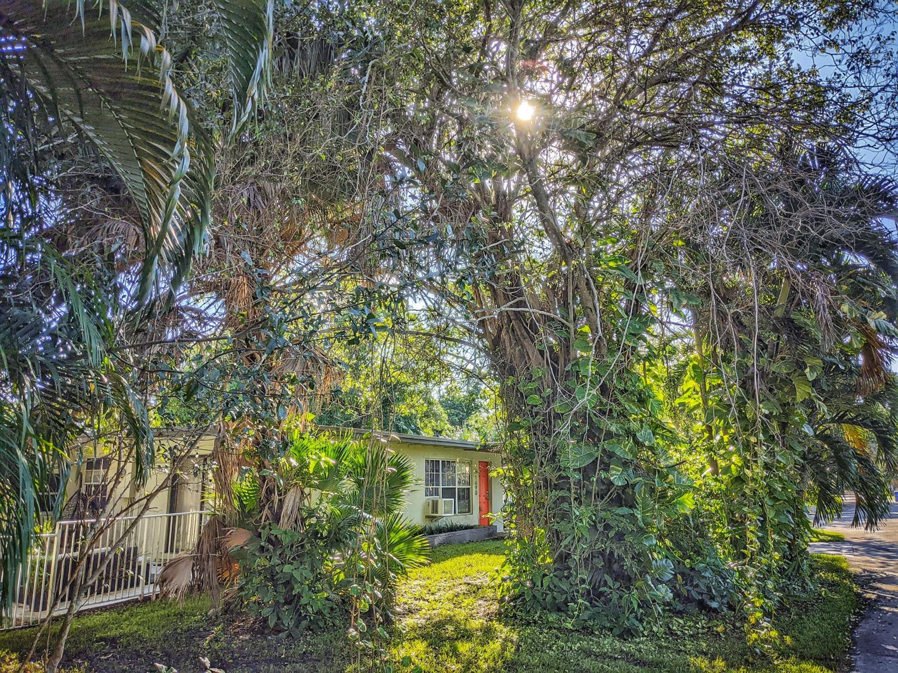 Flamingo Place - One block to Lauderdale Marine Center - 3 bedroom - 2 bath - King bed view 5