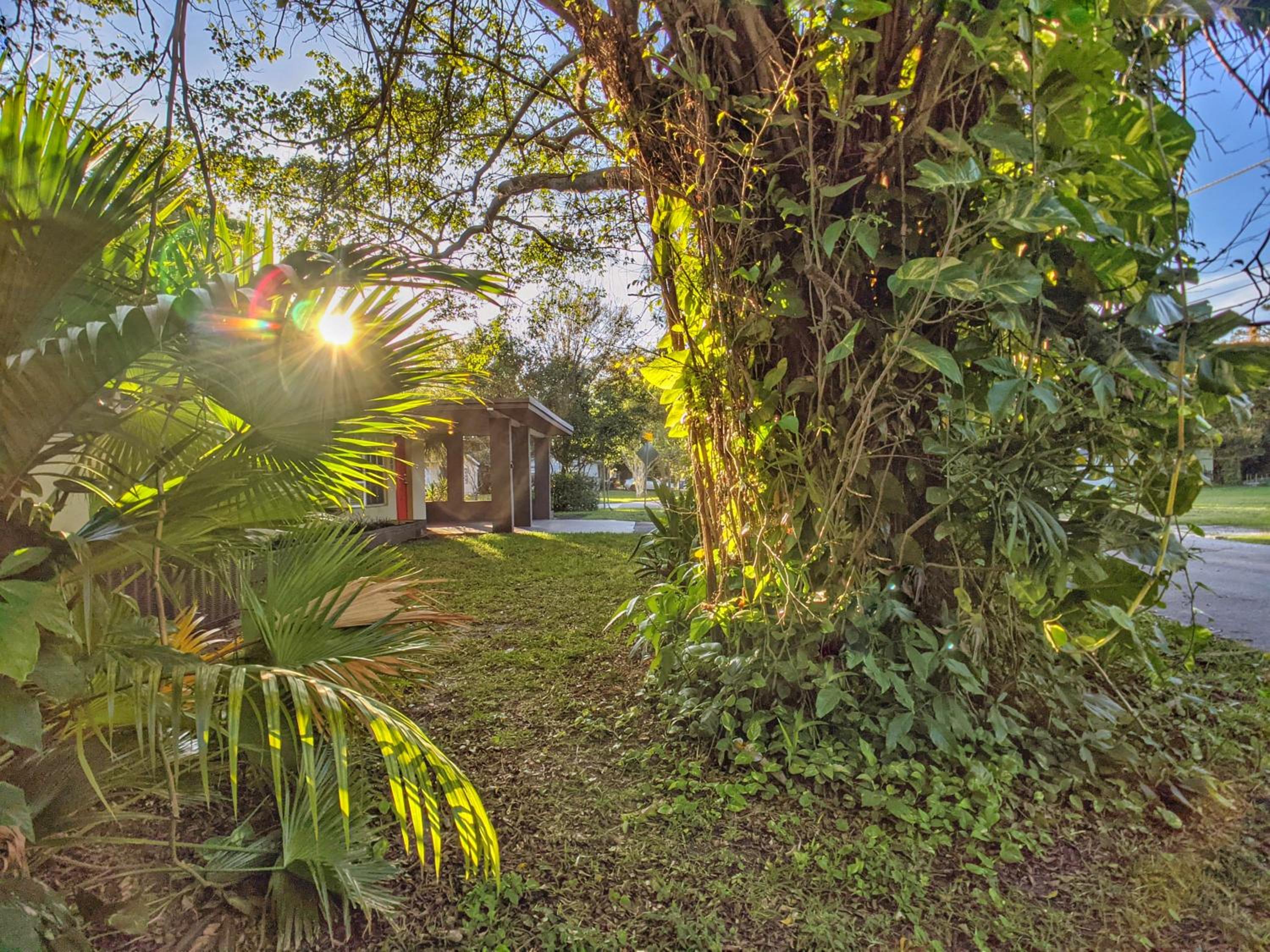 Flamingo Place - One block to Lauderdale Marine Center - 3 bedroom - 2 bath - King bed view 4