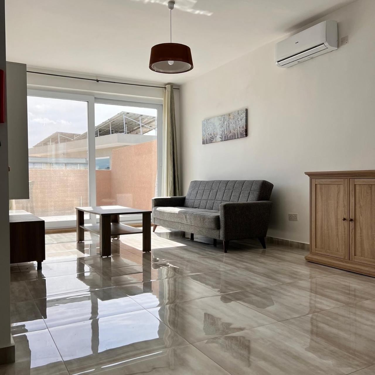 F6 Room 2, Private Room two single beds shared bathroom in shared Flat view 3