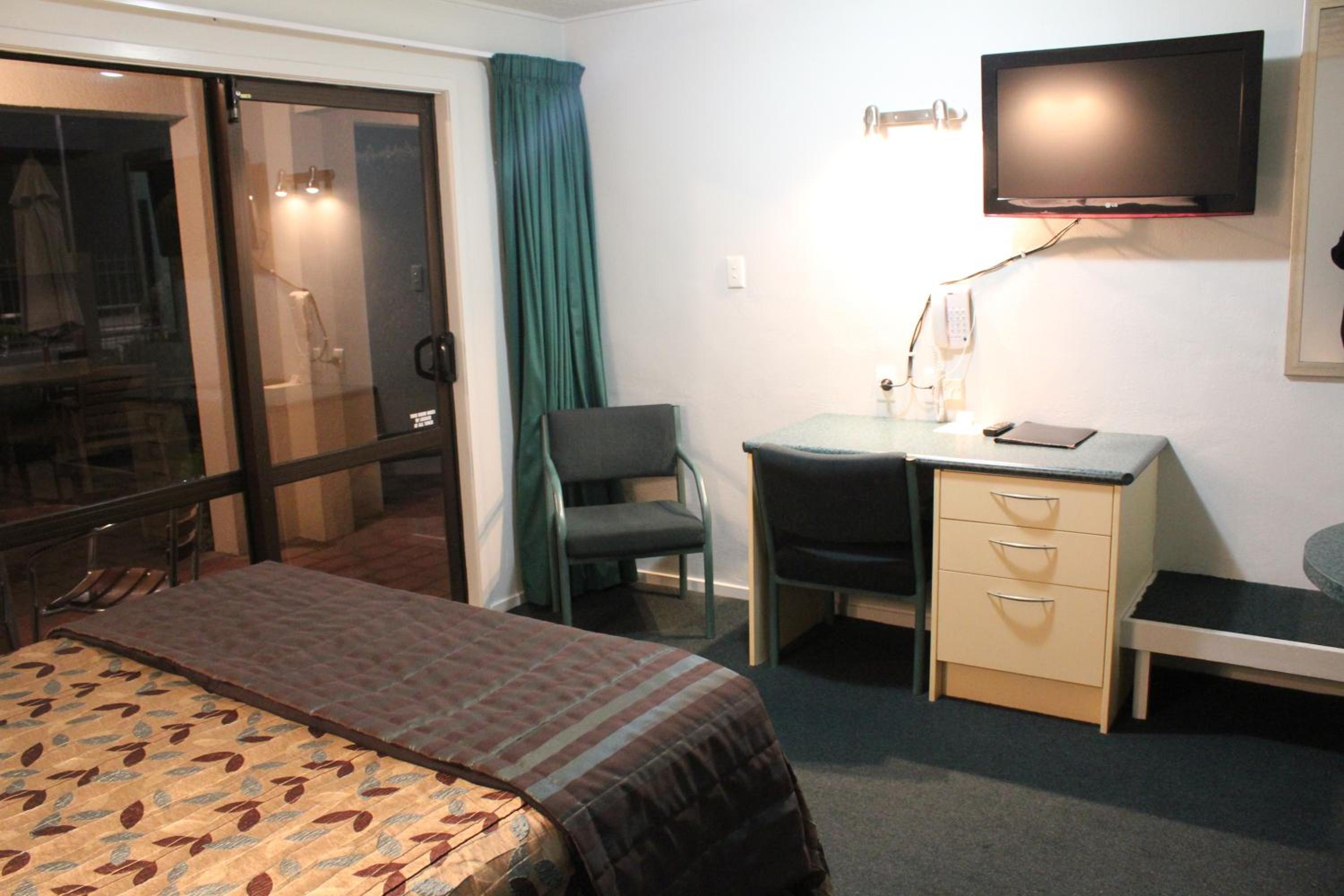 Edgewater Motor Lodge