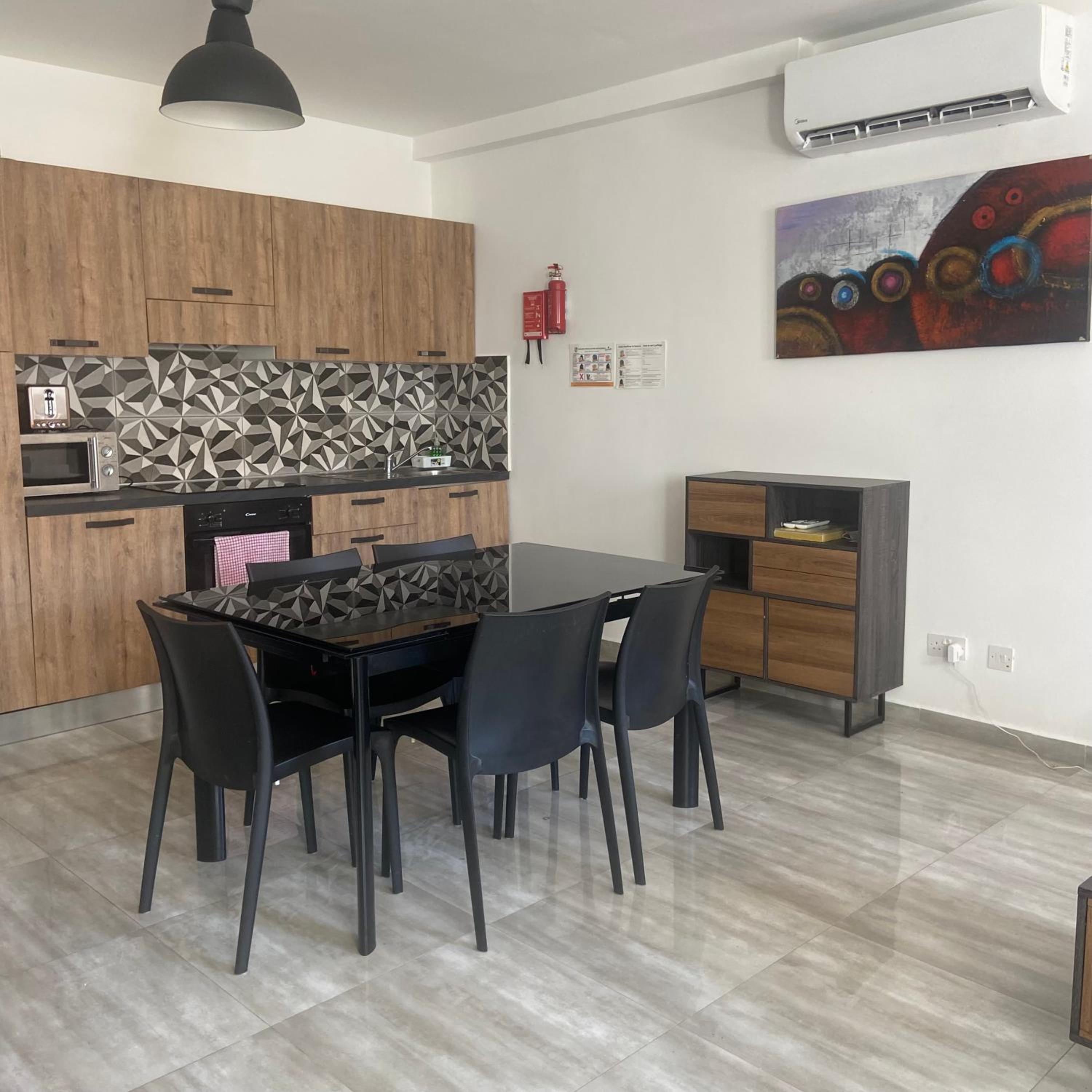 F8 Room 3, Private Room two single beds shared bathroom in shared Flat view 2