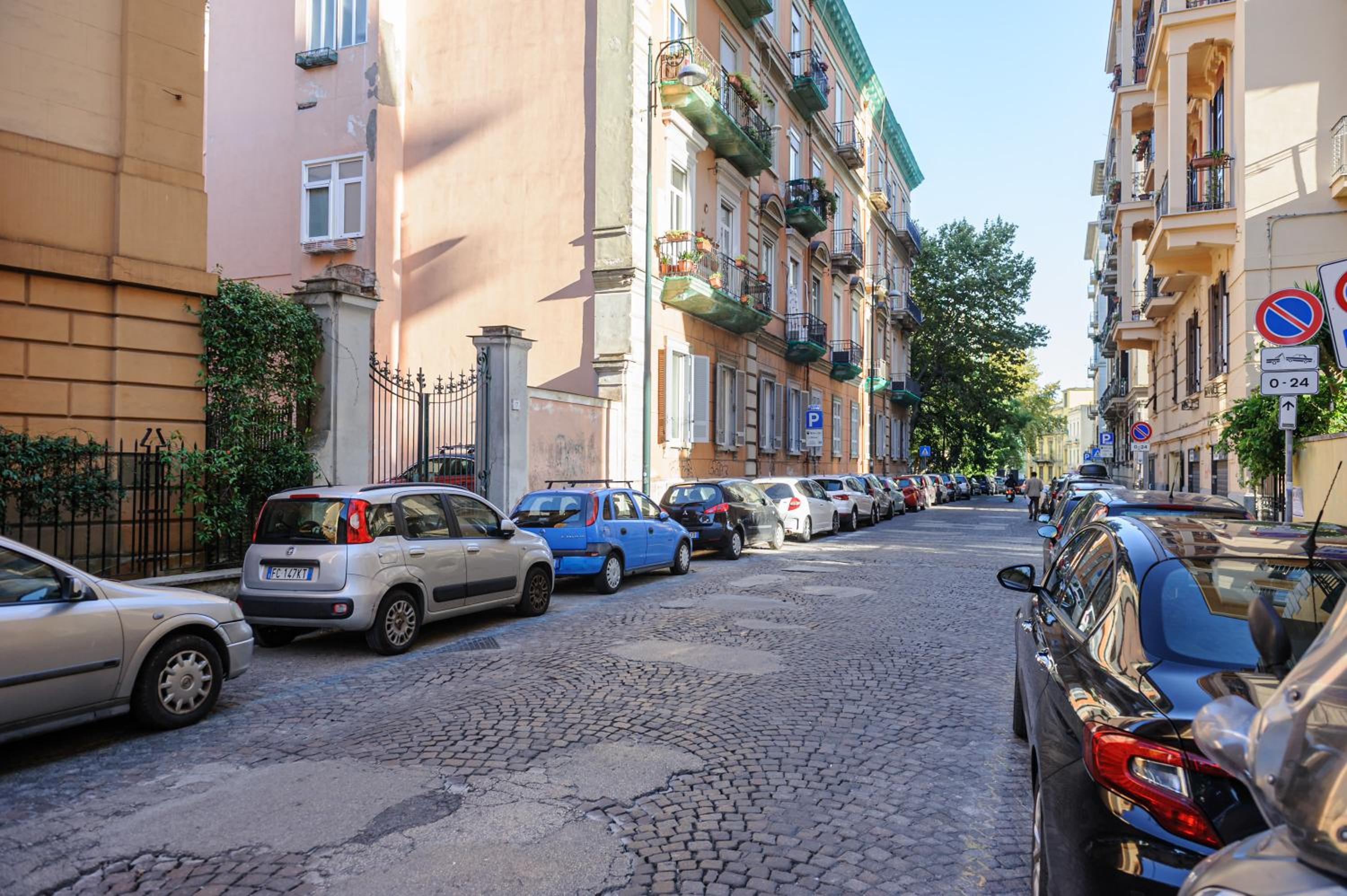 Via Aniello Falcone 72b