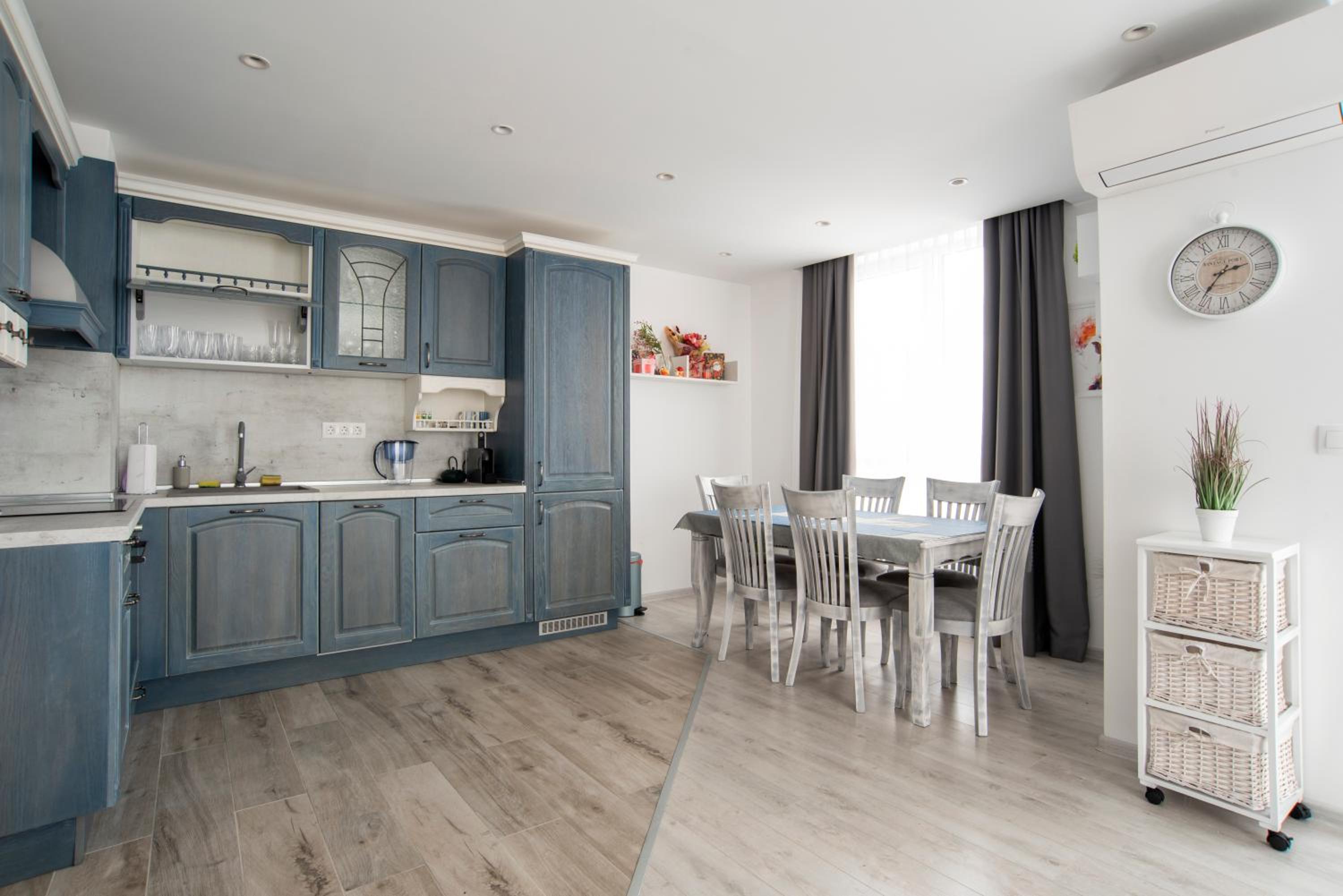 Sunny & Stylish Brand new 2bdr Apartment + Parking view 4
