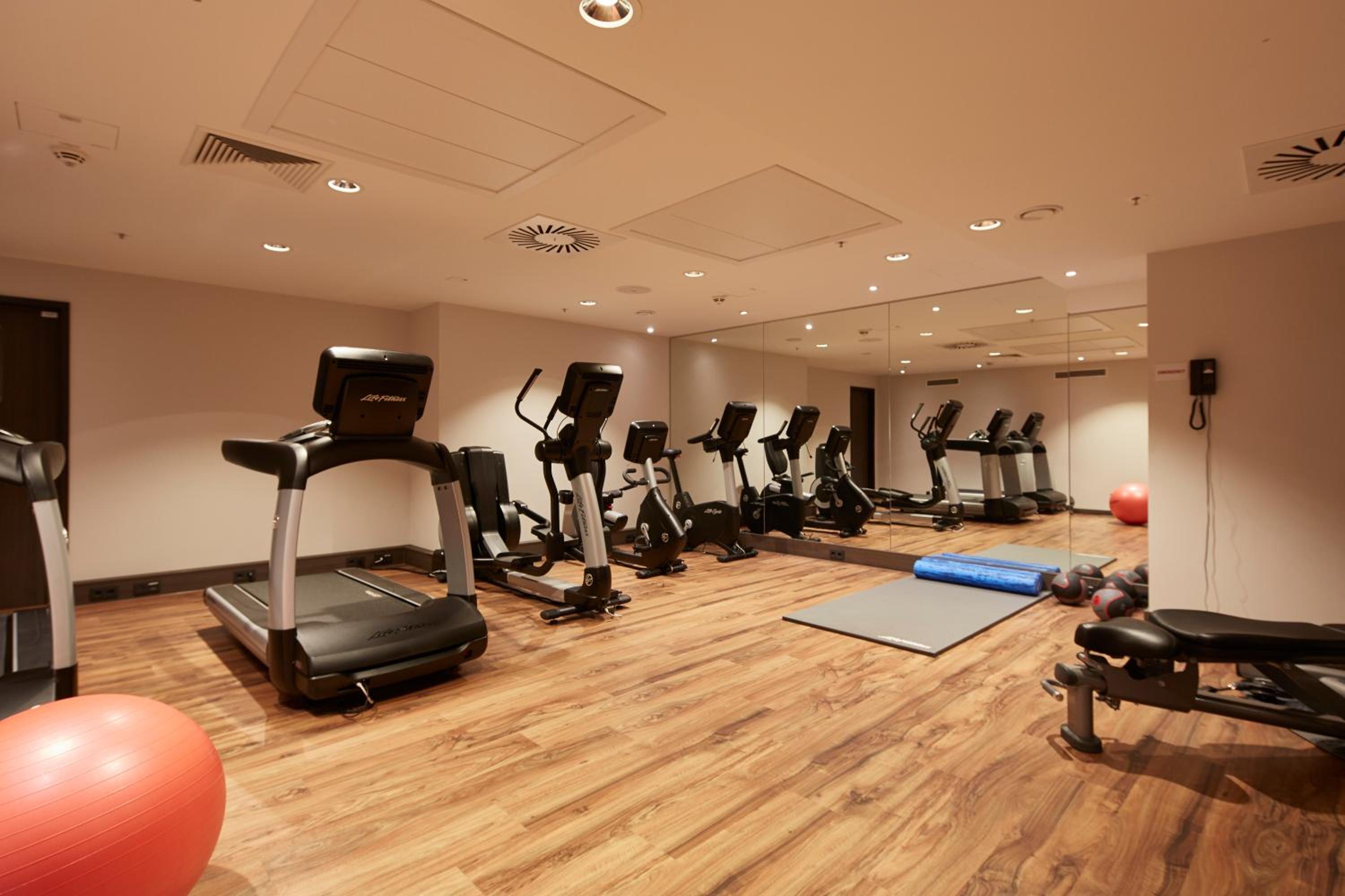 Hamburg Vacations - Reichshof Hotel Hamburg - Property Image 3
