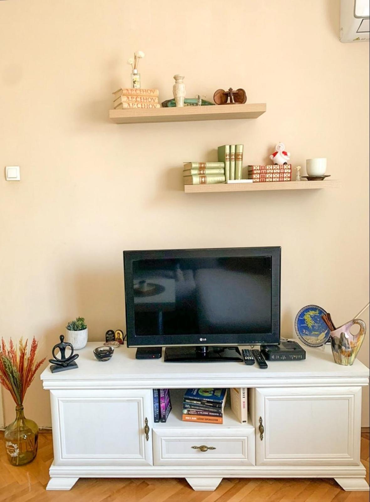 Cute, spacious apt in the heart of the old town view 2
