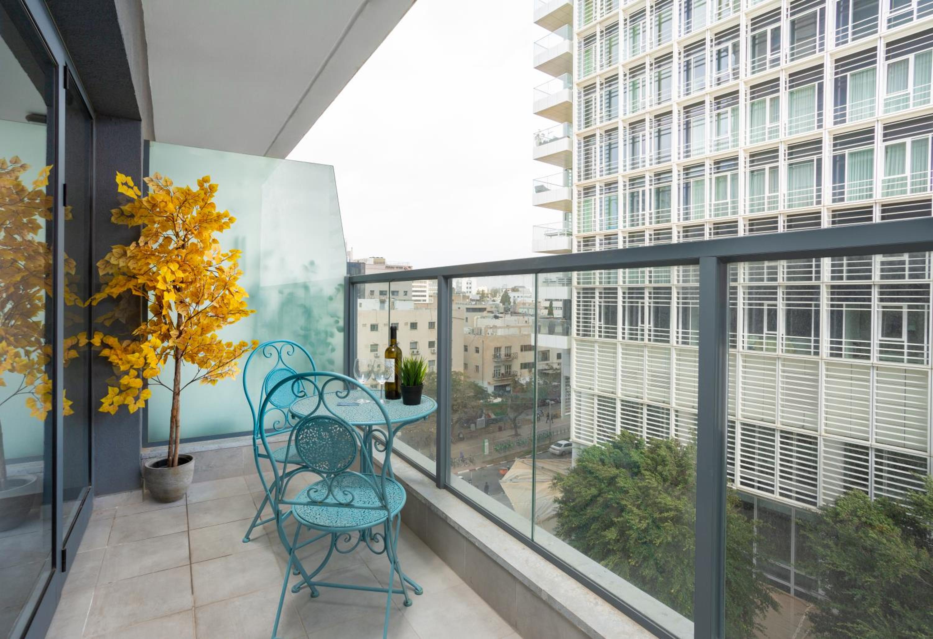 Modern 2BR Apartment in Rothschild Boulevard by HolyGuest view 4