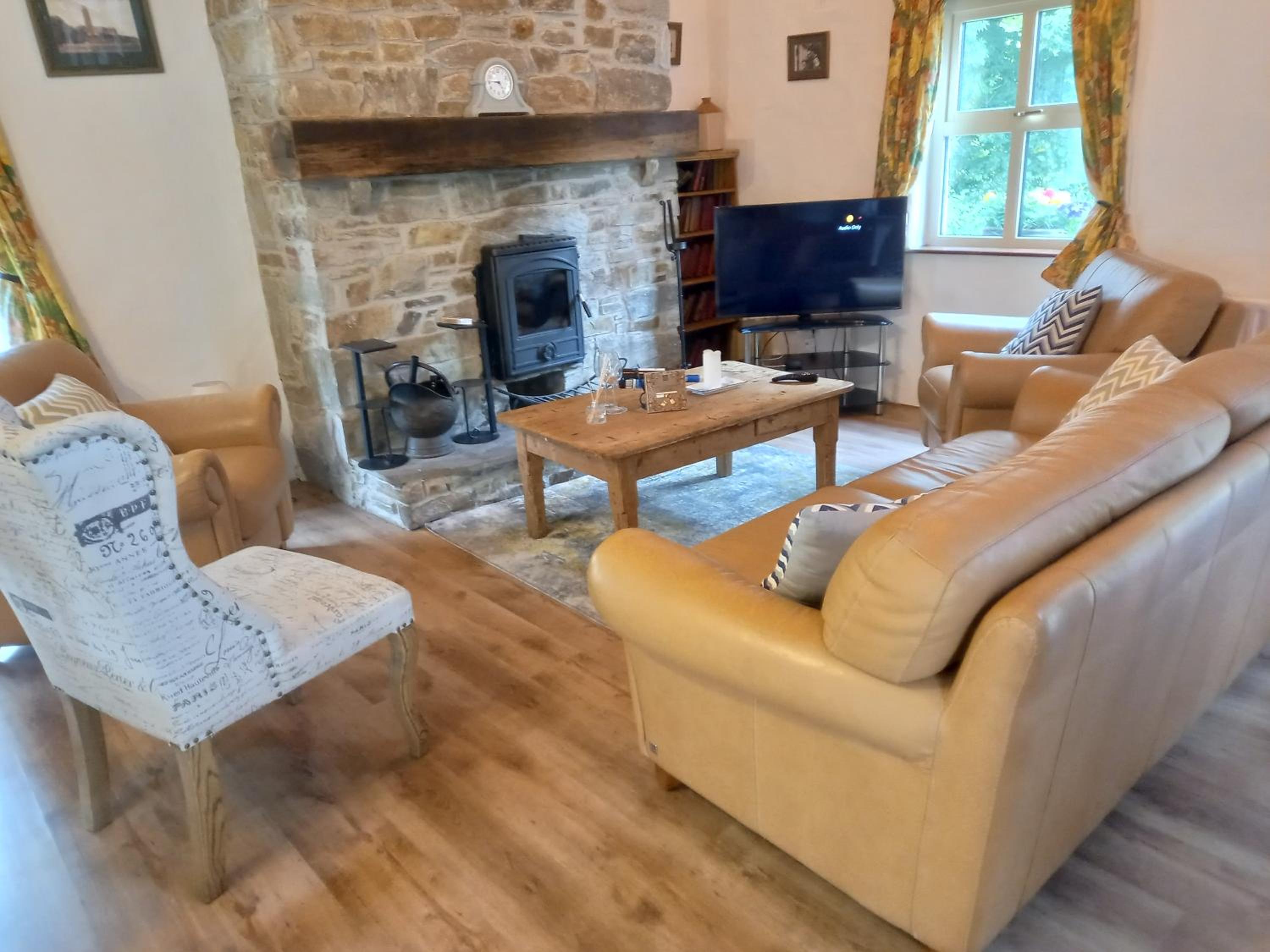 Cheerful Cottage view 3