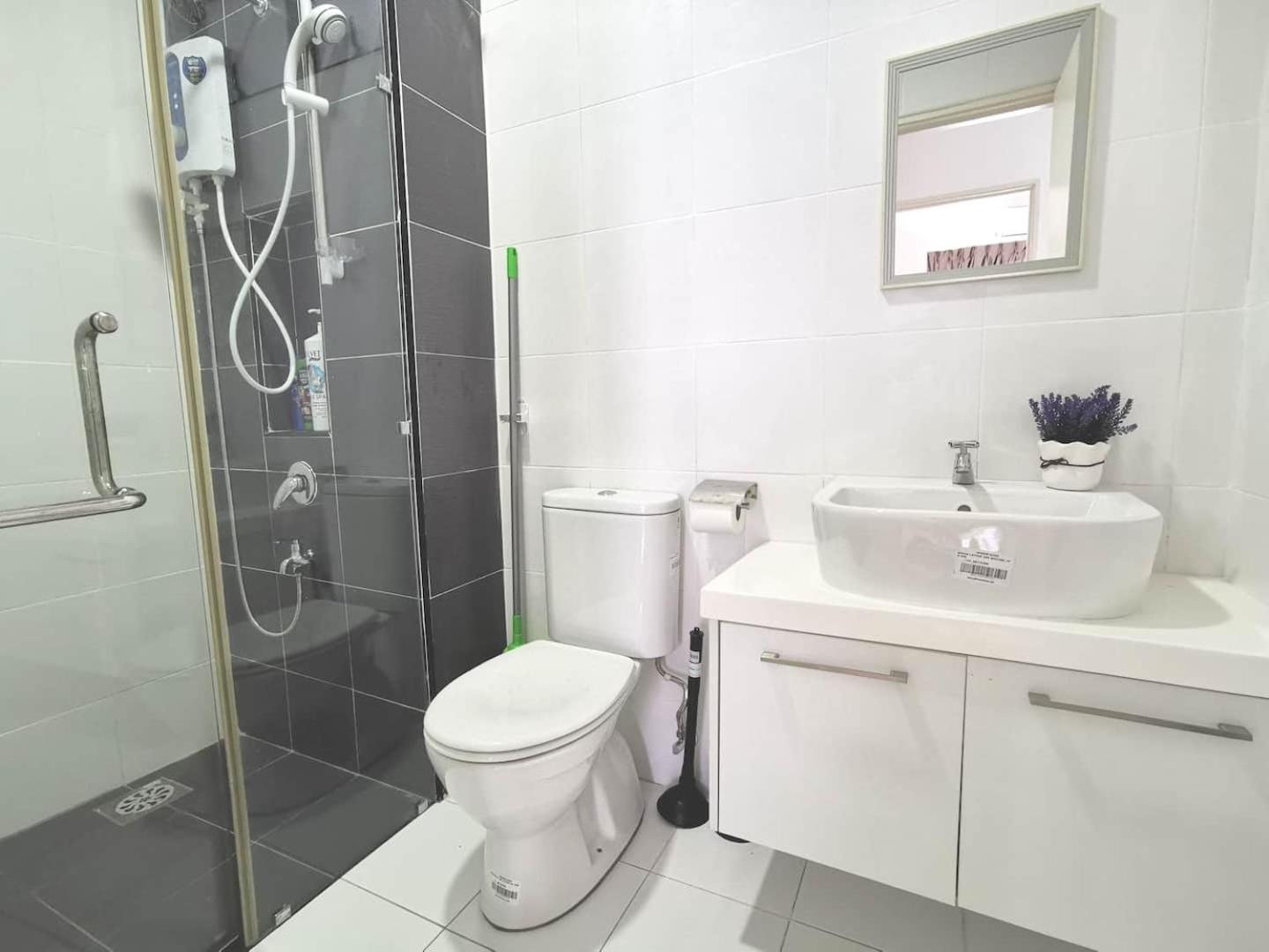B2510 Paradigm mall 2BR 6Pax Wifi Tvbox NETFLIX! Prime Area The Platino By STAY