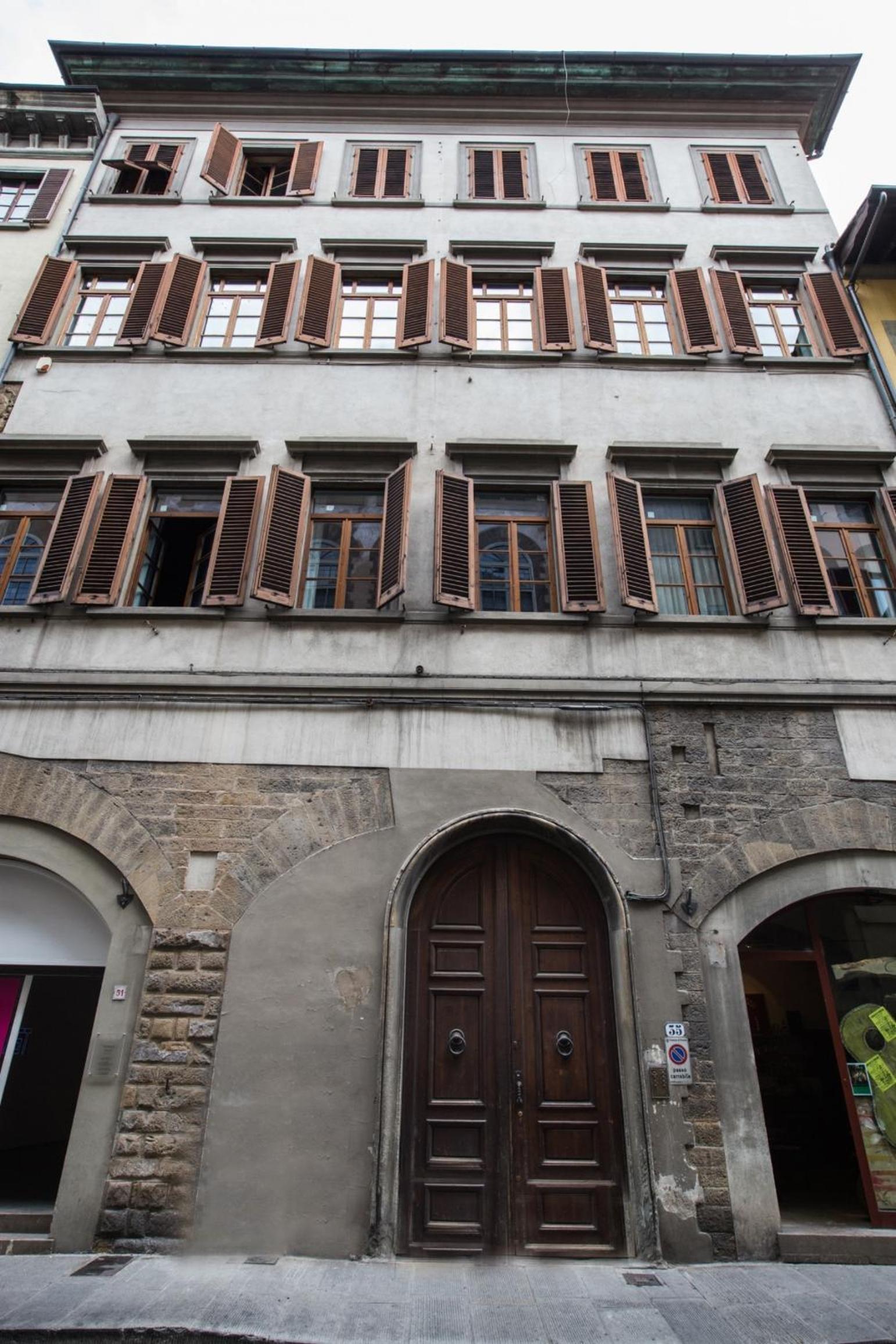 Soprarno Suites