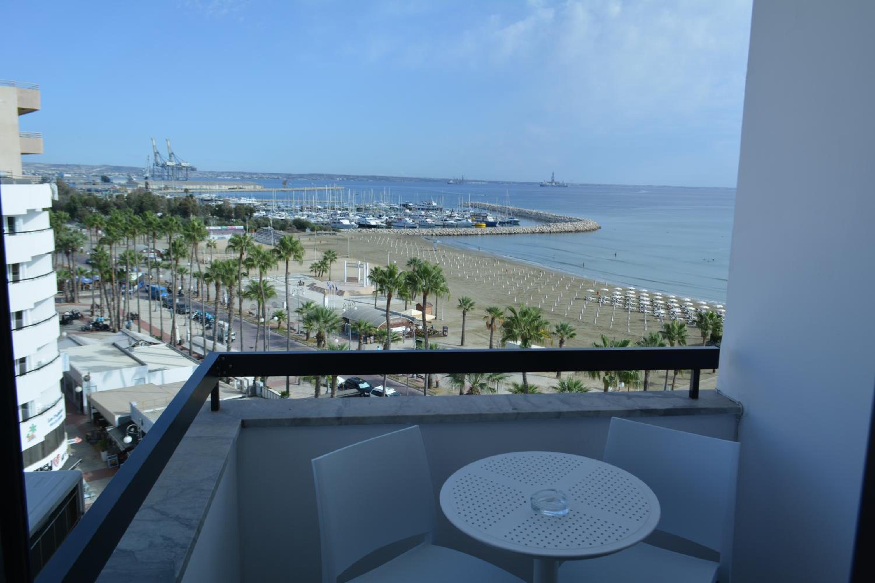 Les Palmiers Sunorama Beach Apartments