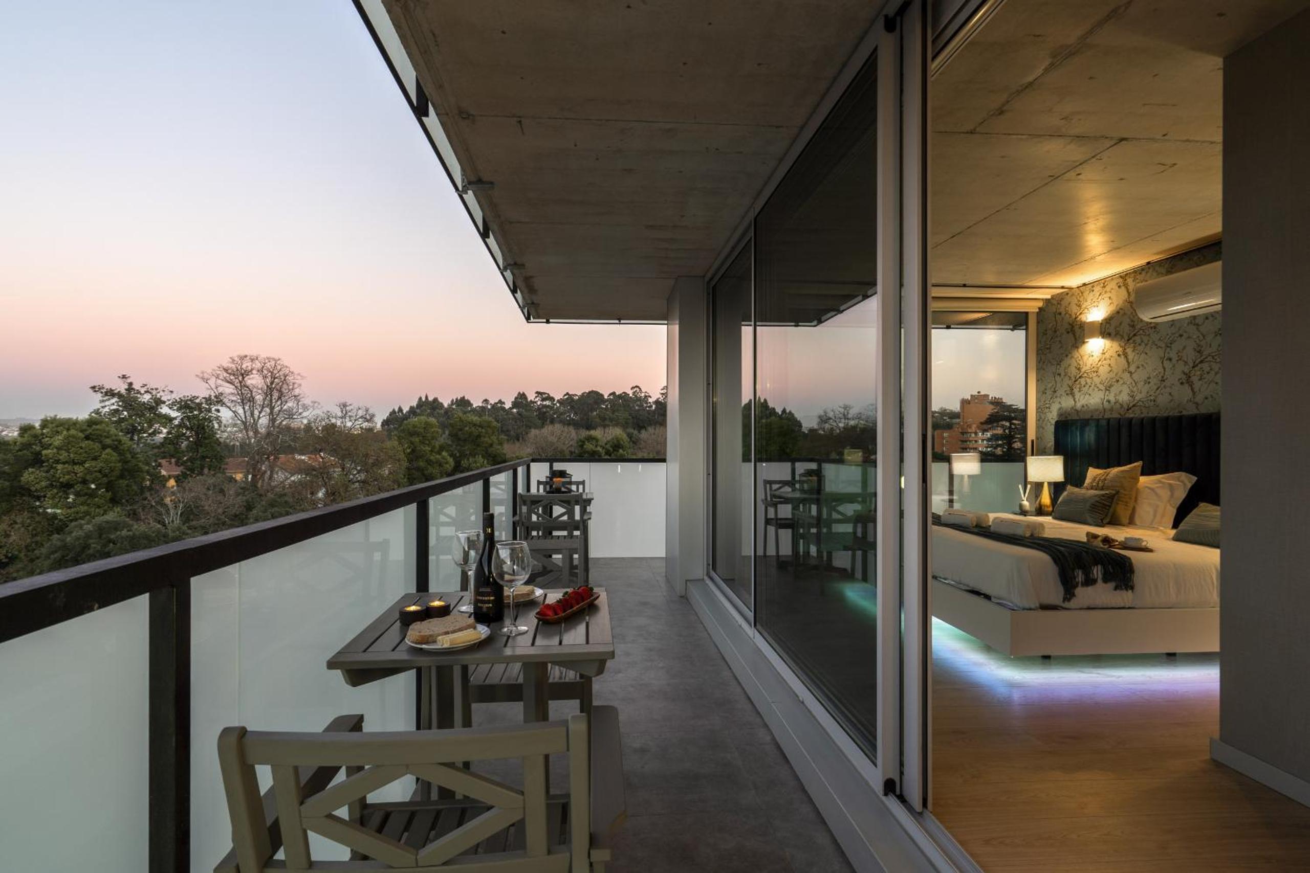 Host Wise - Luxurious Impressive Apartment - Balcony and Pool view 3