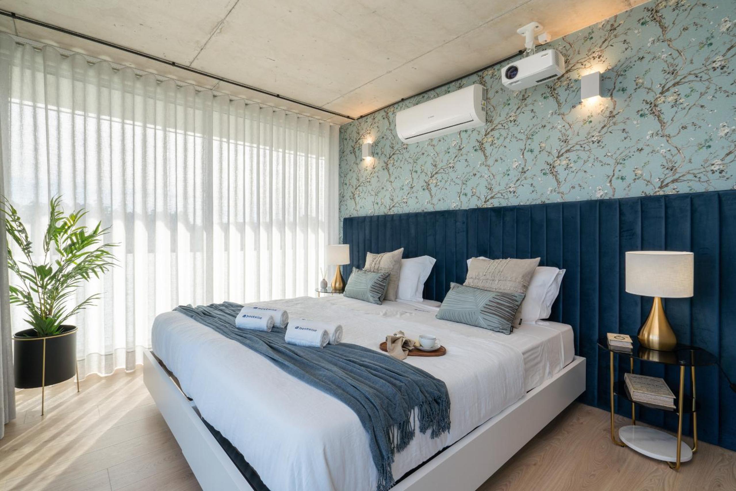 Host Wise - Luxurious Impressive Apartment - Balcony and Pool view 2