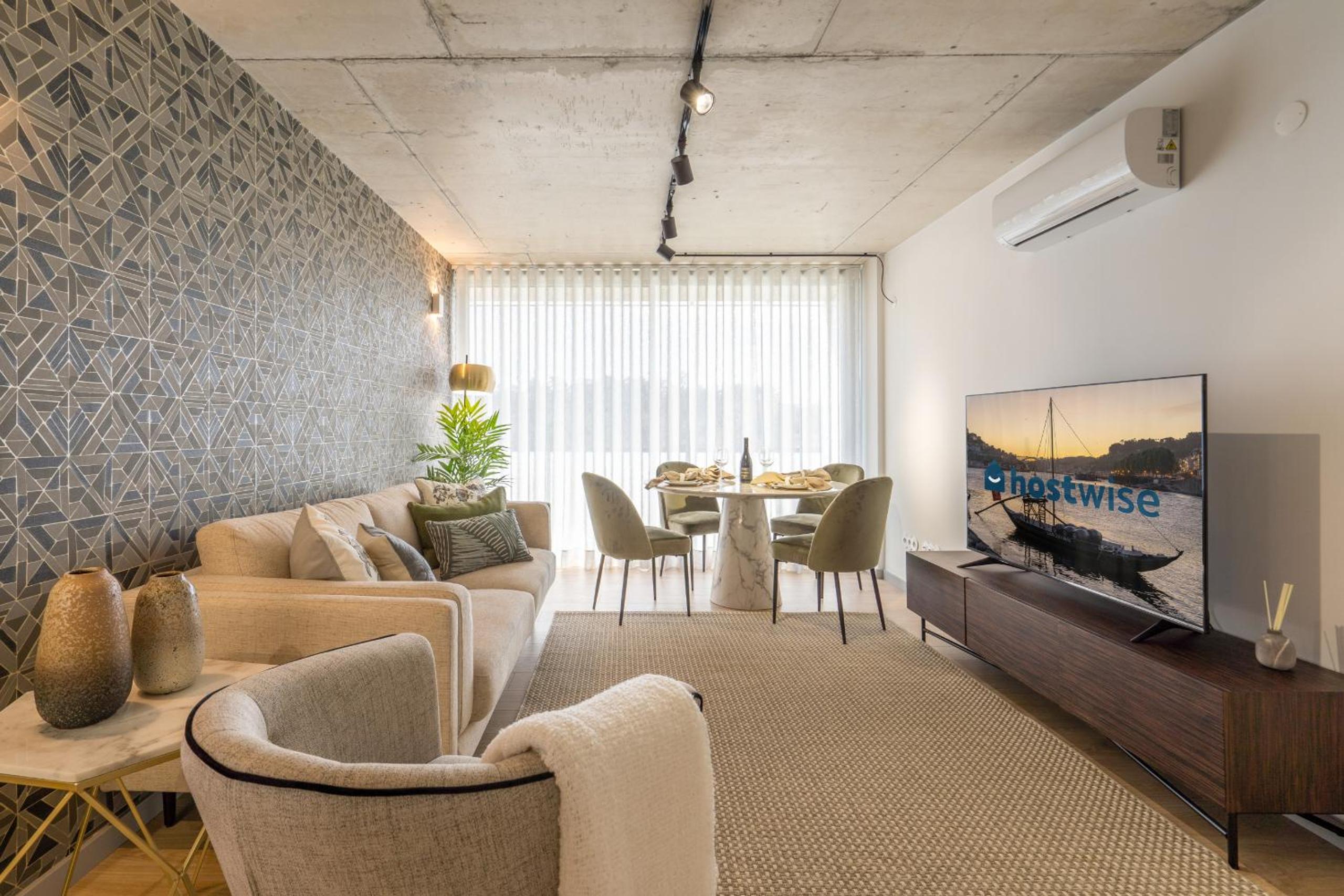 Host Wise - Luxurious Impressive Apartment - Balcony and Pool view 4