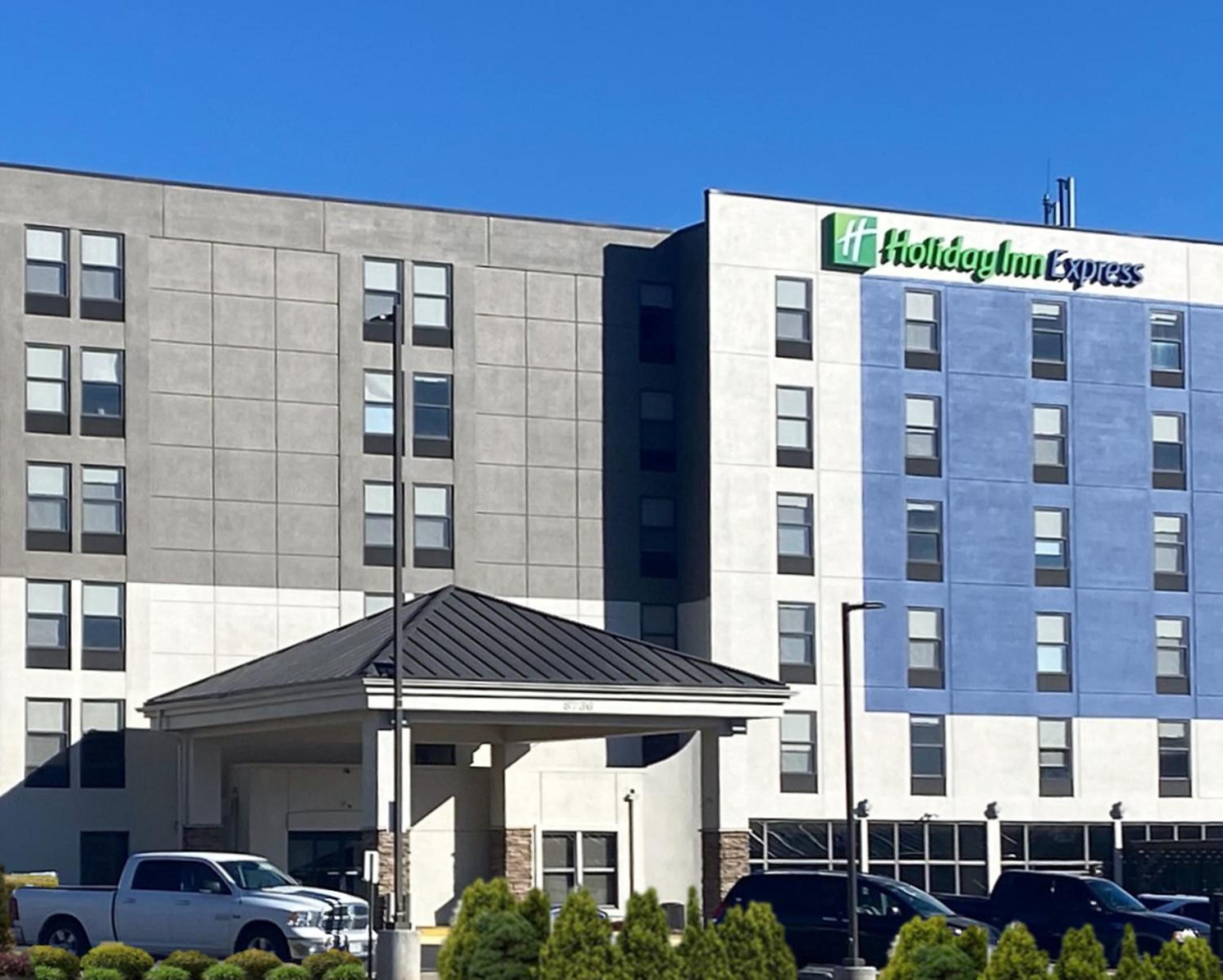 Hotel Holiday Inn Express & Suites Central Omaha, an IHG Hotel - Image 1