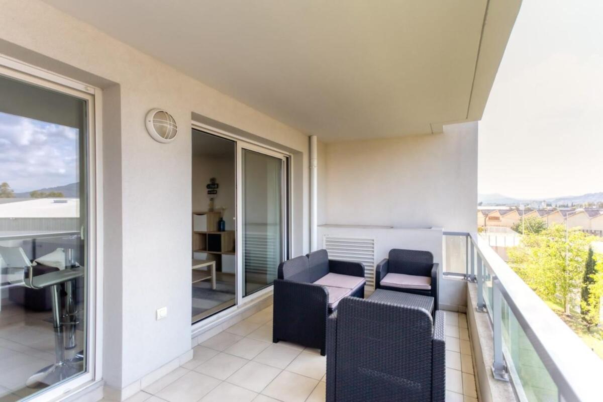 Air-conditioned studio with furnished terrace and parking photo 2