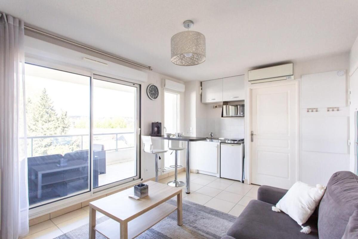 Air-conditioned studio with furnished terrace and parking photo 5