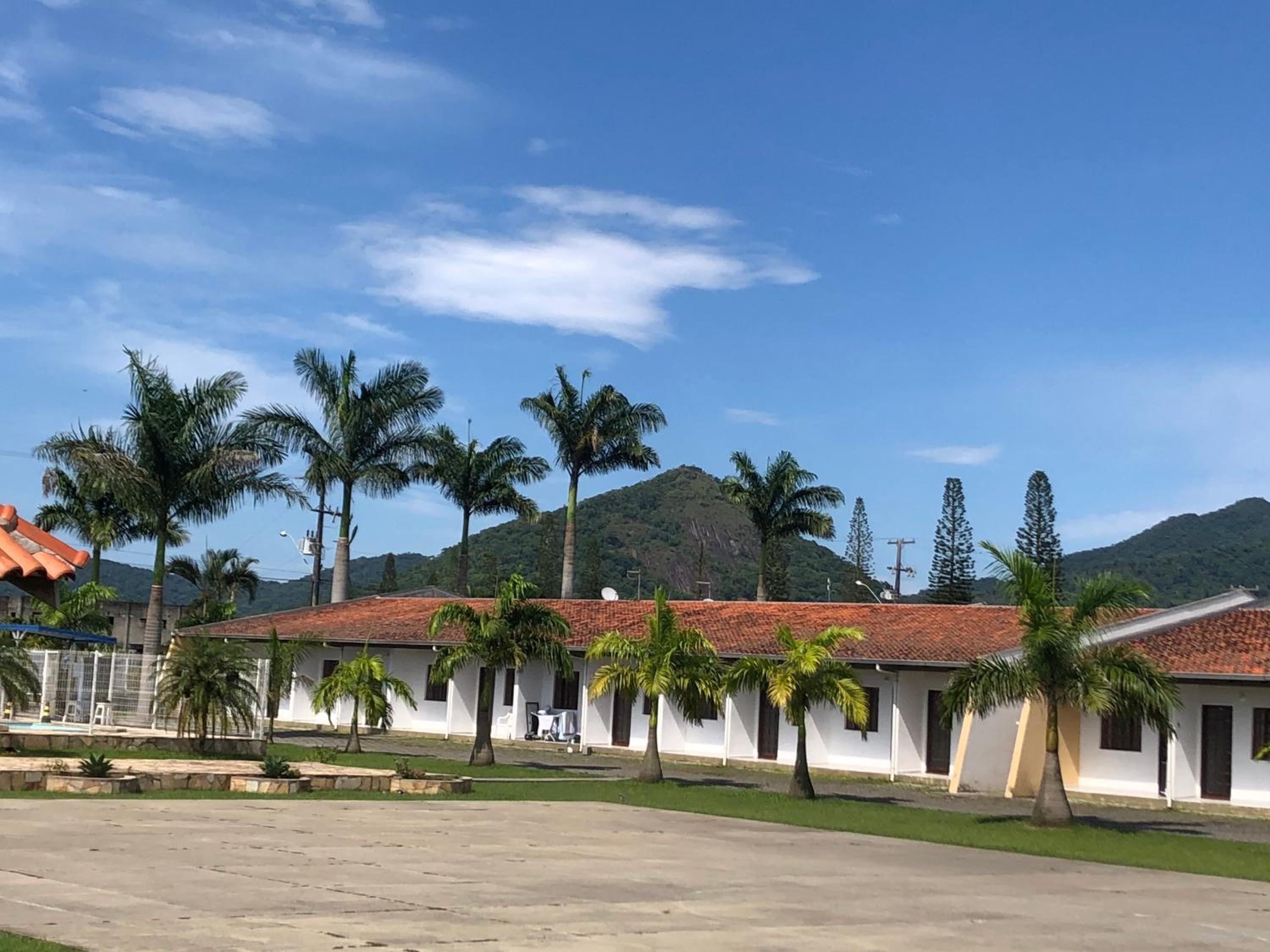 250m da praia-Kitinete com Piscina-Matinhos-PR