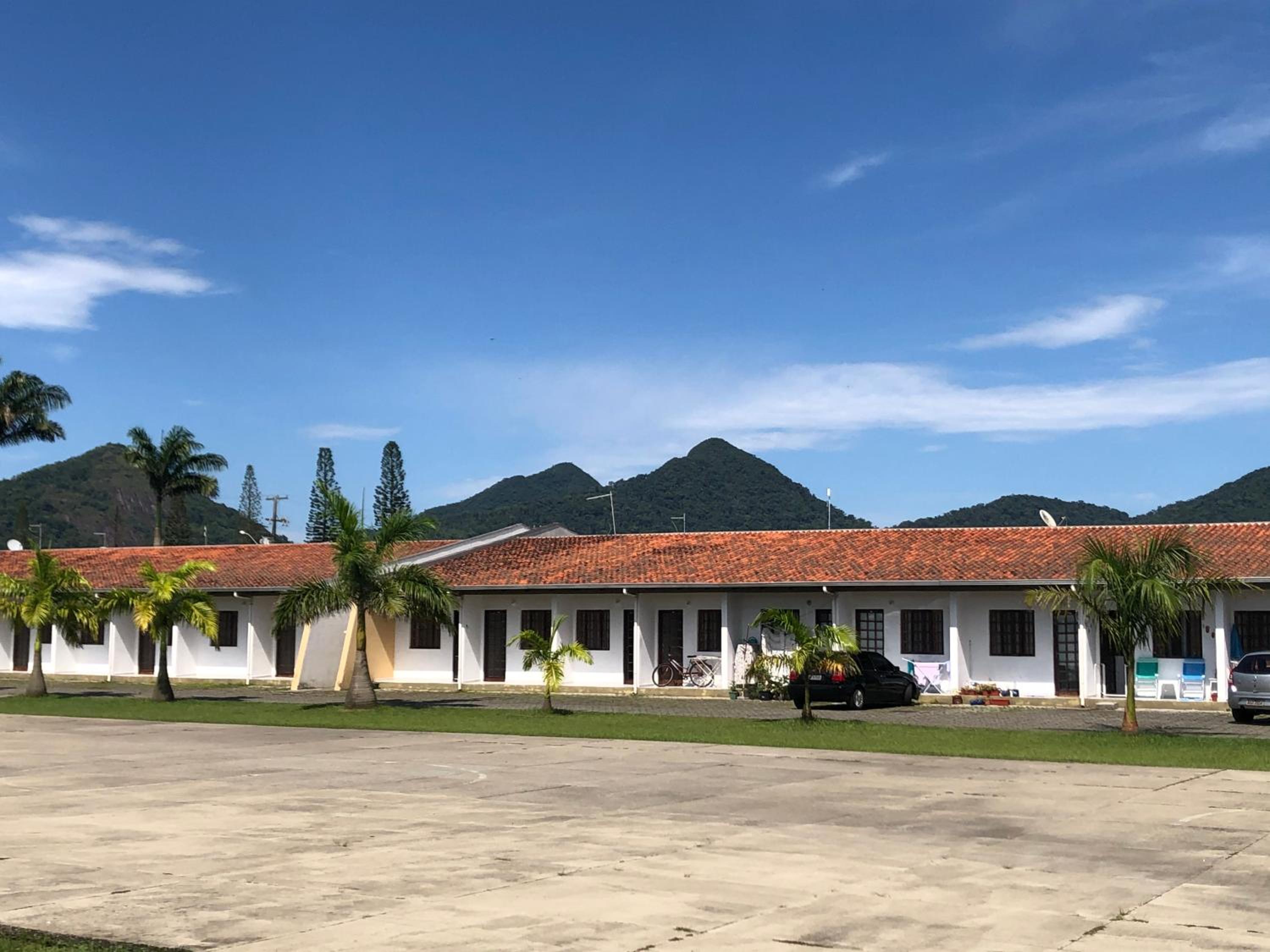 250m da praia-Kitinete com Piscina-Matinhos-PR