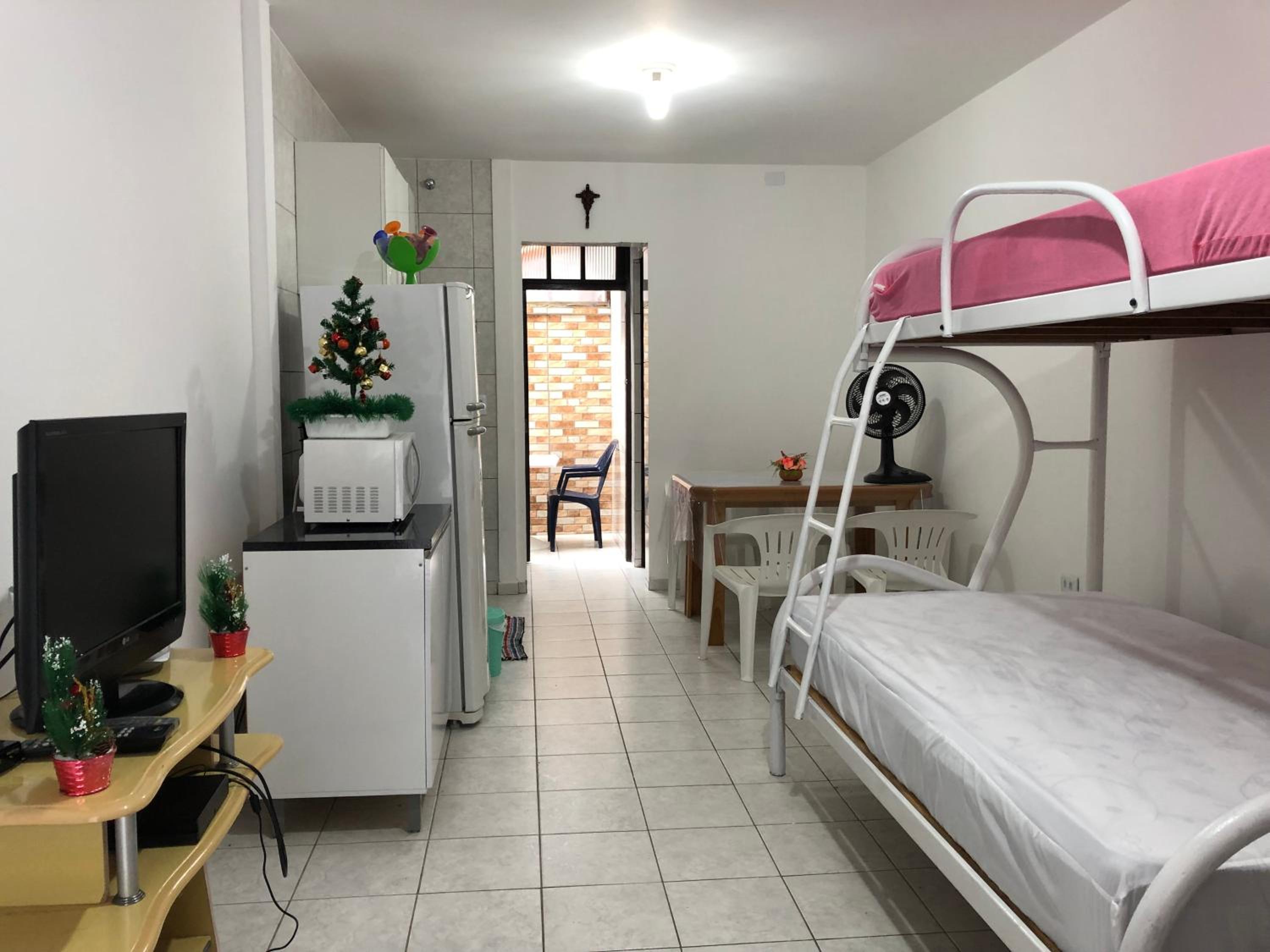 250m da praia-Kitinete com Piscina-Matinhos-PR