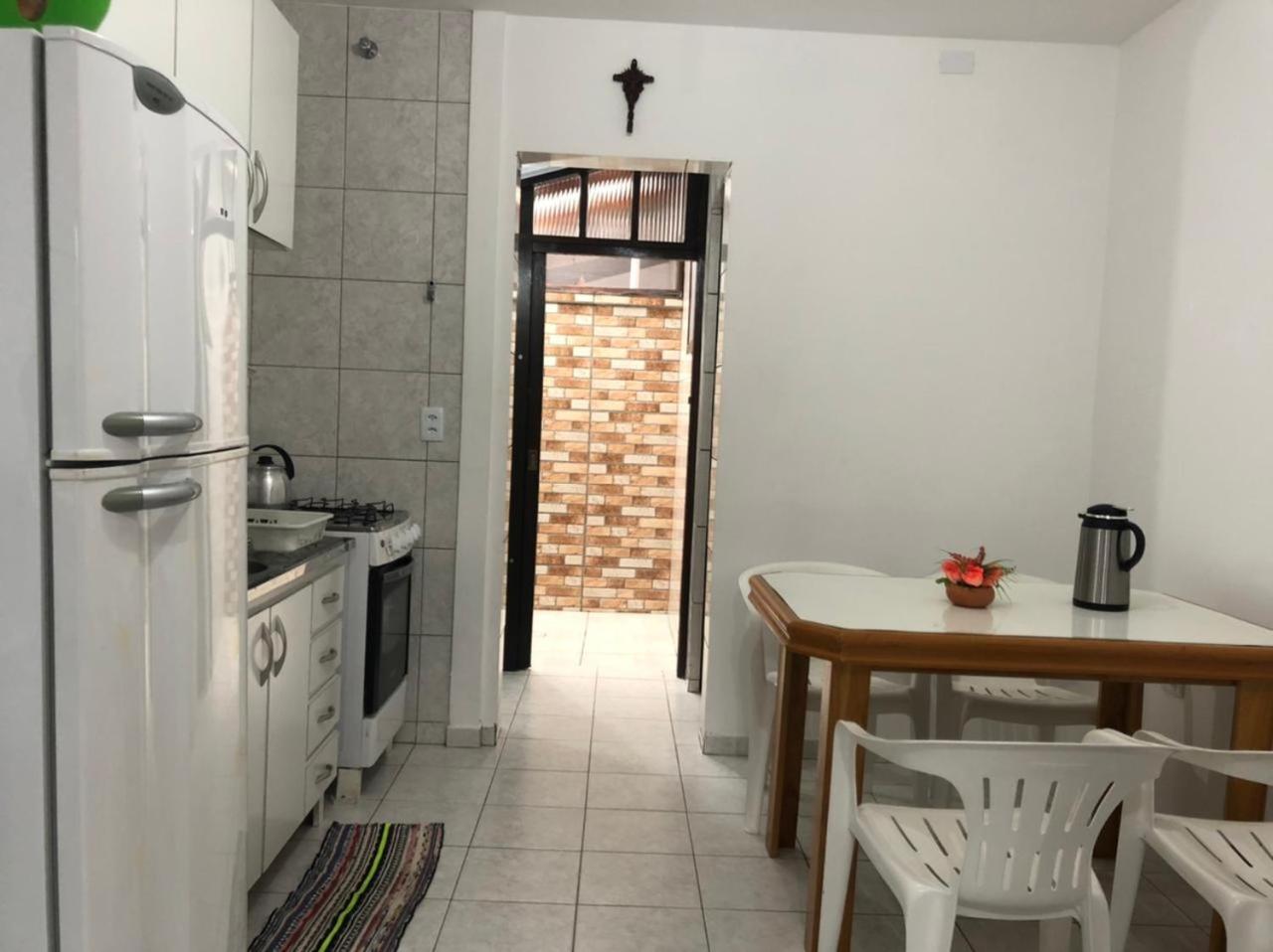 250m da praia-Kitinete com Piscina-Matinhos-PR