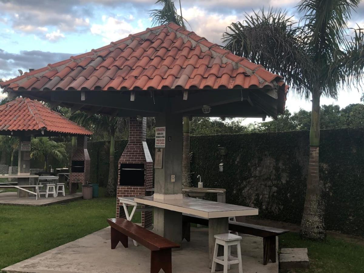 250m da praia-Kitinete com Piscina-Matinhos-PR