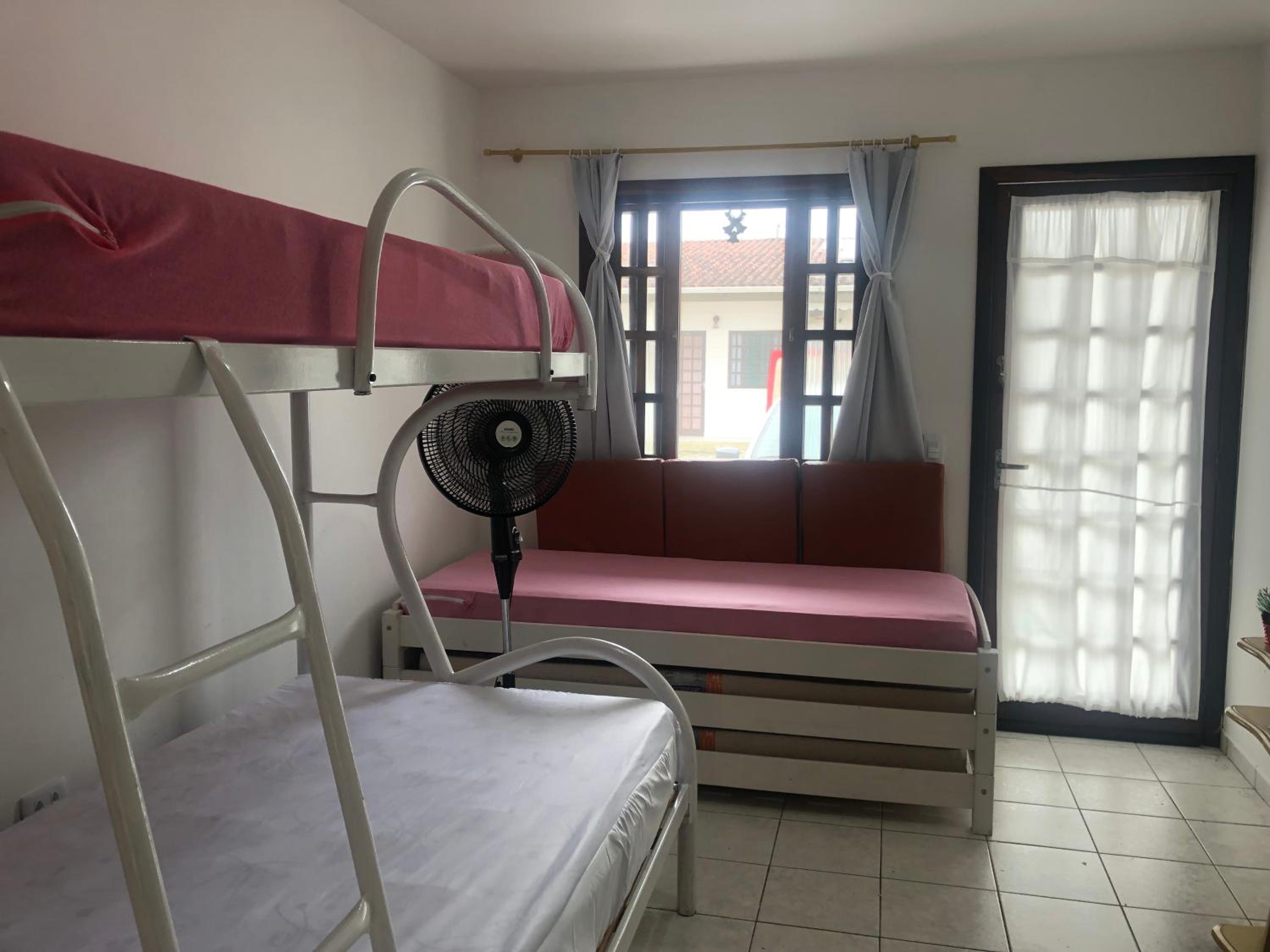250m da praia-Kitinete com Piscina-Matinhos-PR