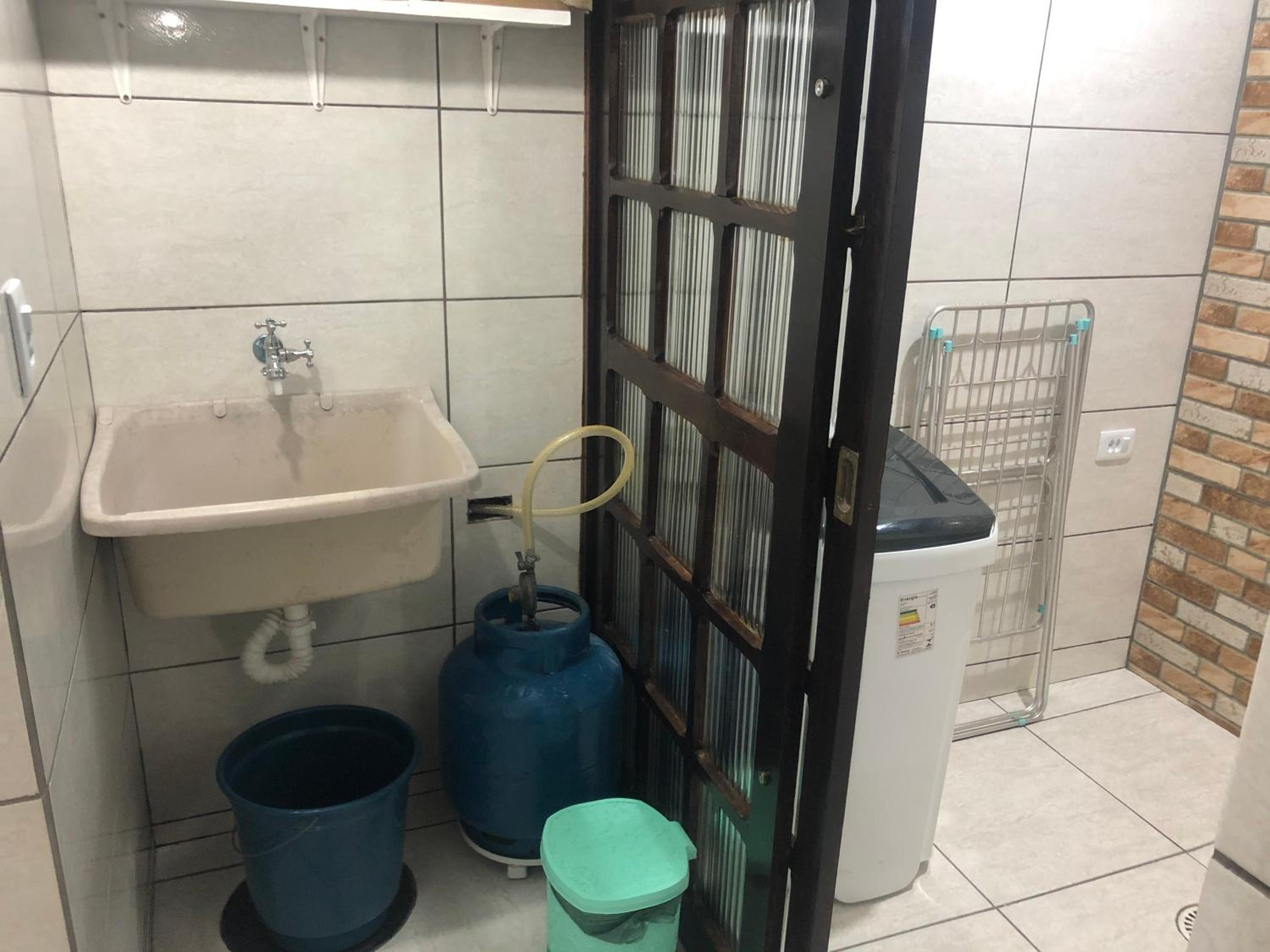 250m da praia-Kitinete com Piscina-Matinhos-PR