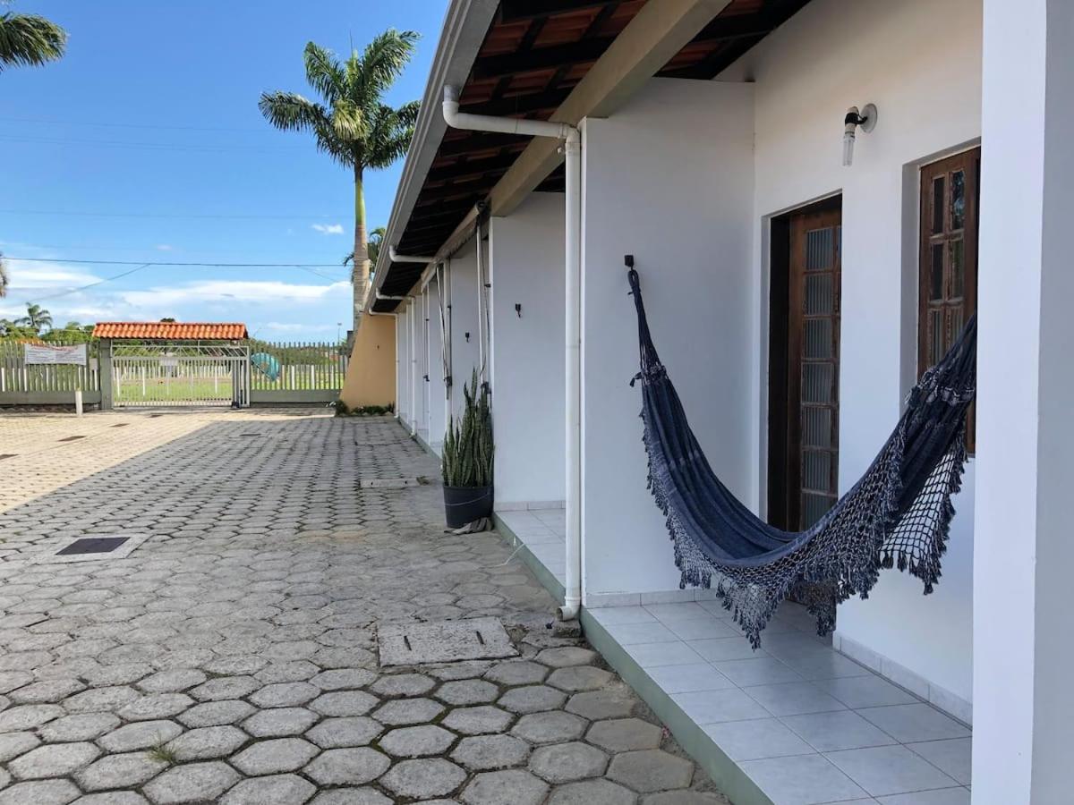 250m da praia-Kitinete com Piscina-Matinhos-PR