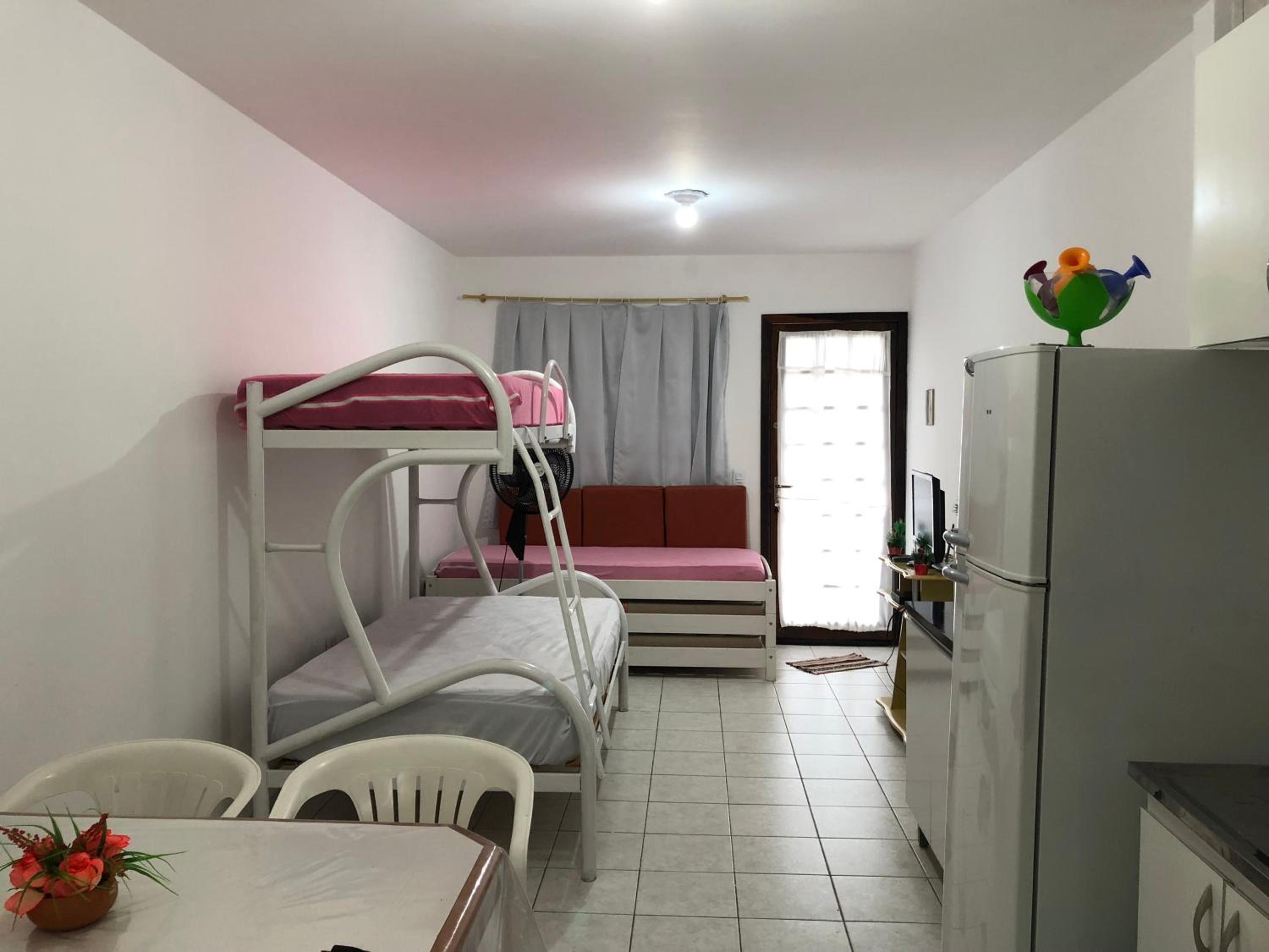 250m da praia-Kitinete com Piscina-Matinhos-PR