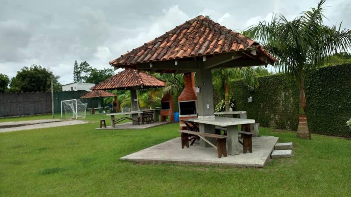250m da praia-Kitinete com Piscina-Matinhos-PR