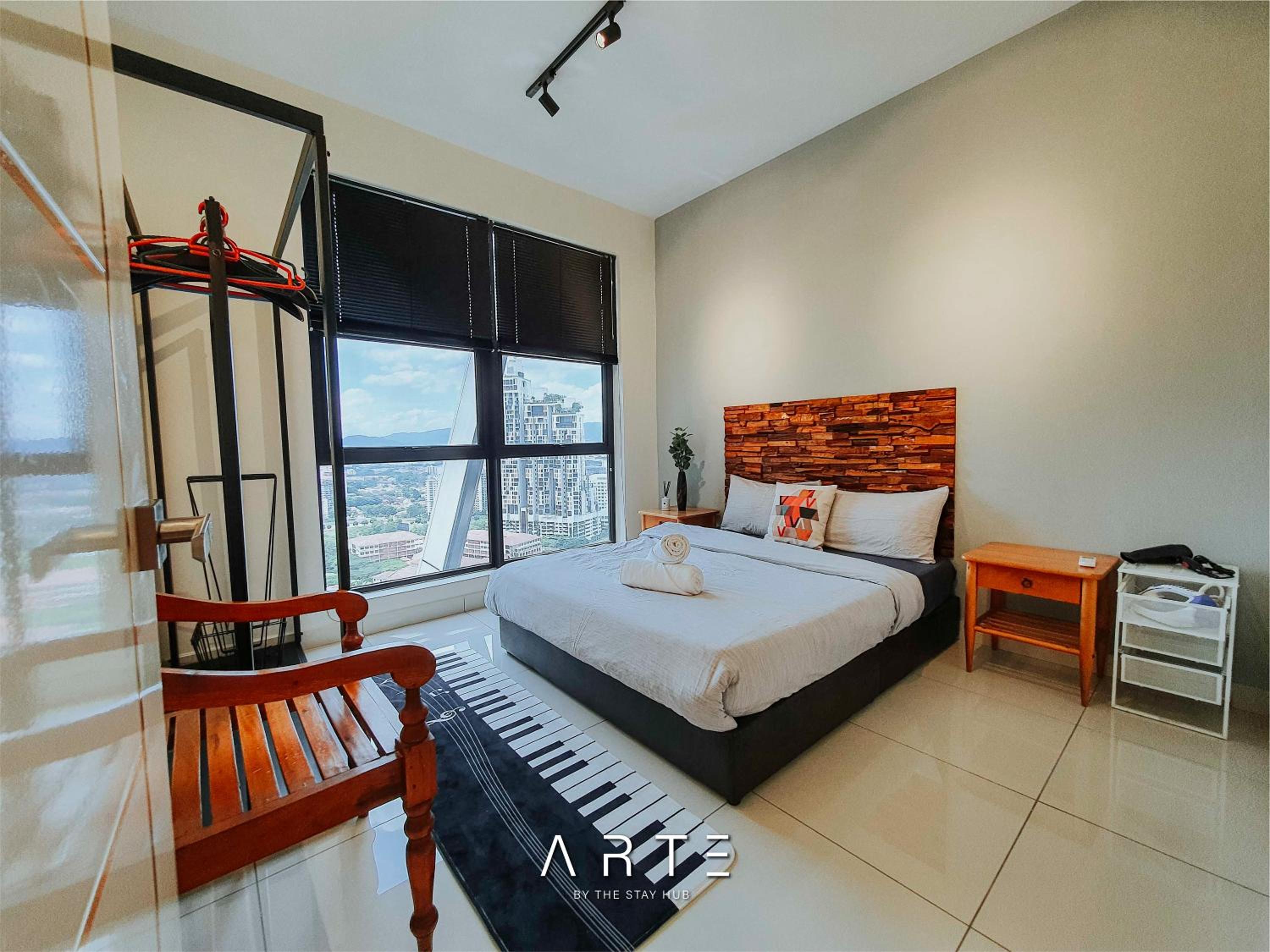 Arte Mont Kiara Luxury Suite with Heated Jacuzzi Pods - Free Parking - Next to MITEC- by The Stay Hub