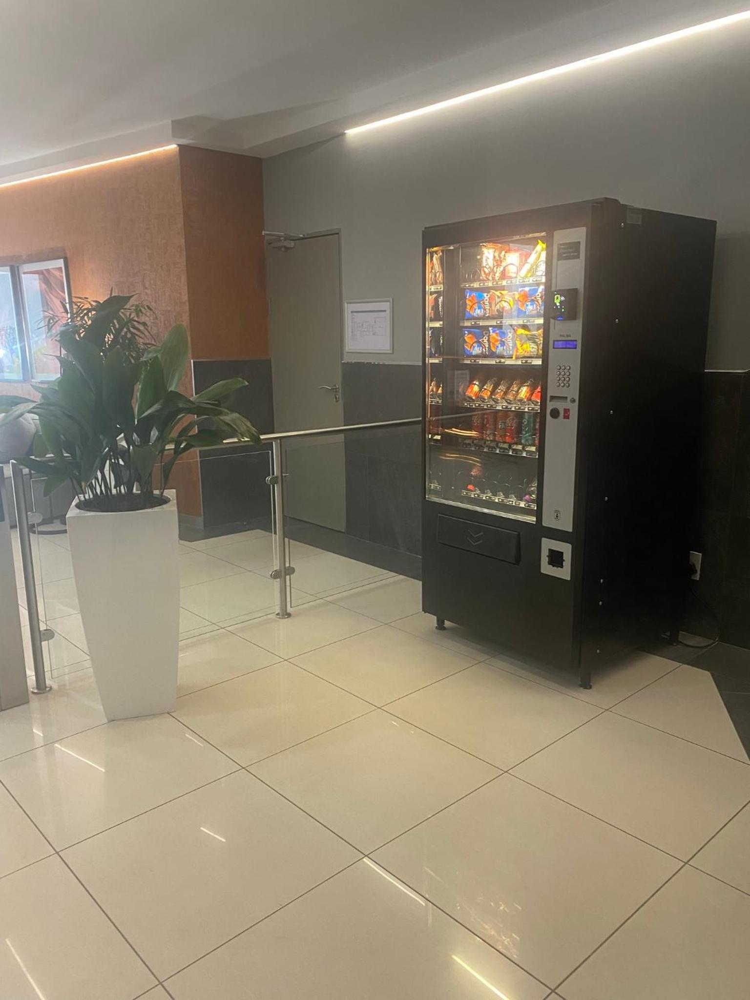 Lovely Rosebank 1-bedroom condo with pool & cinema