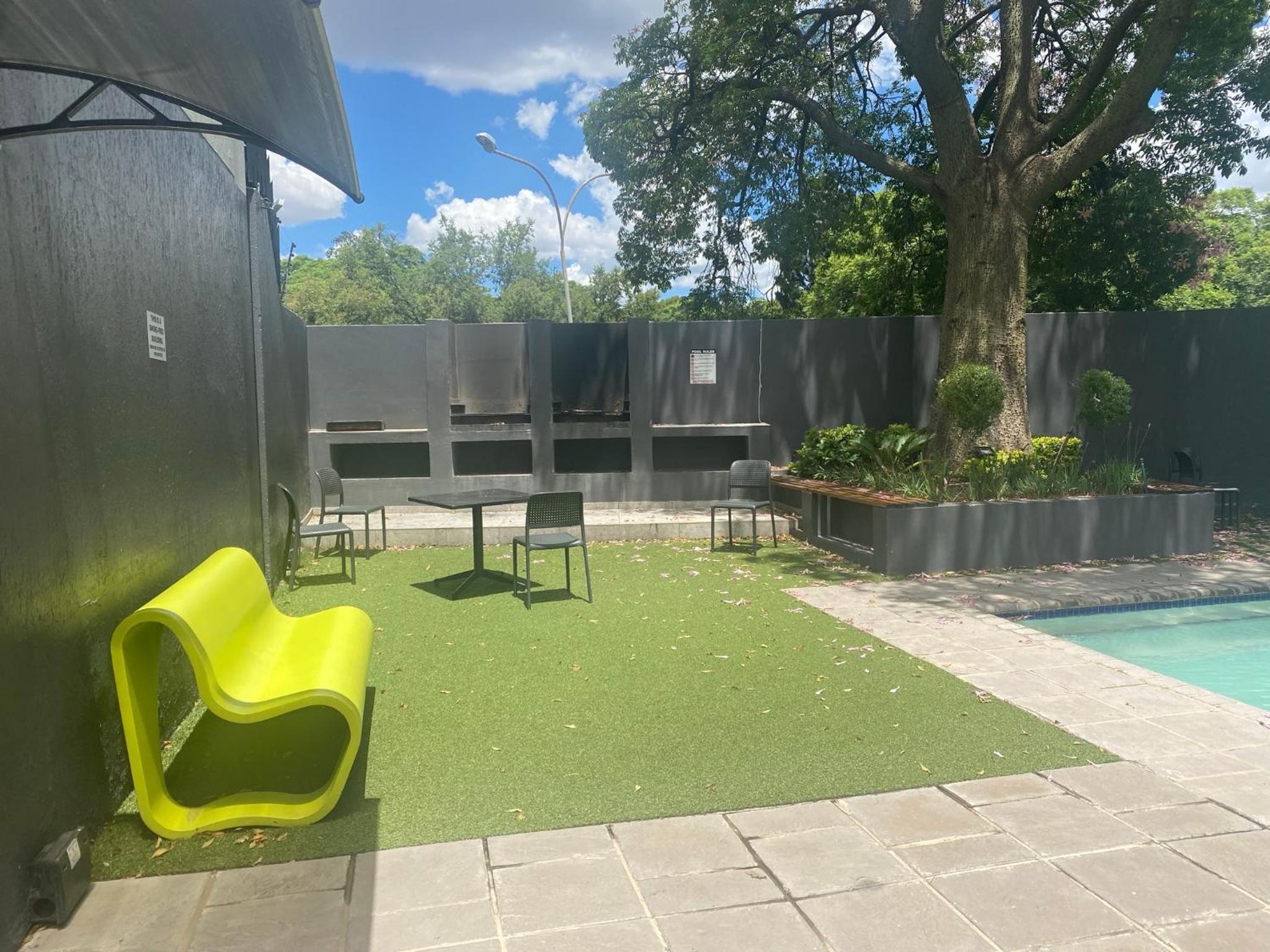 Lovely Rosebank 1-bedroom condo with pool & cinema