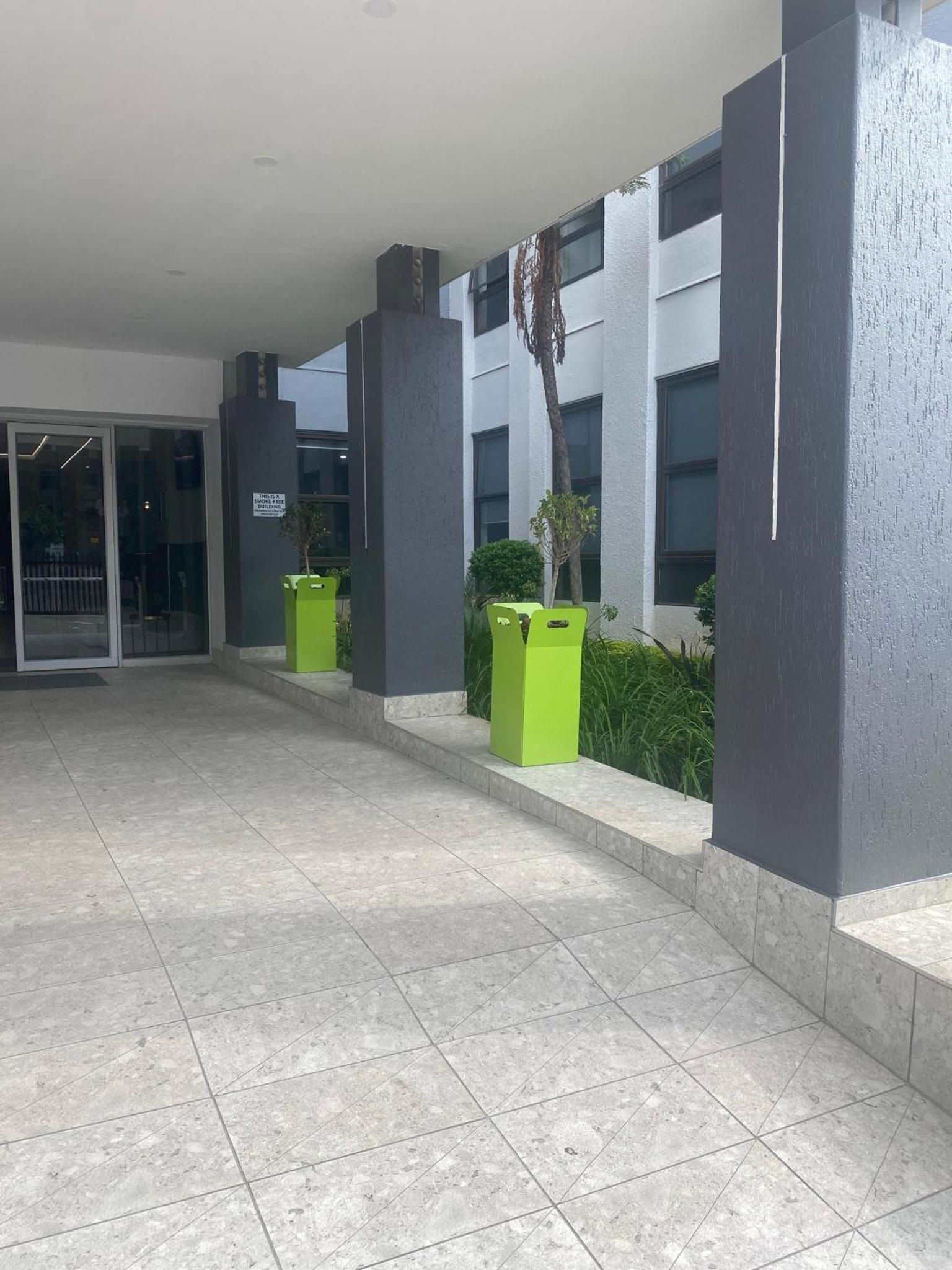 Lovely Rosebank 1-bedroom condo with pool & cinema