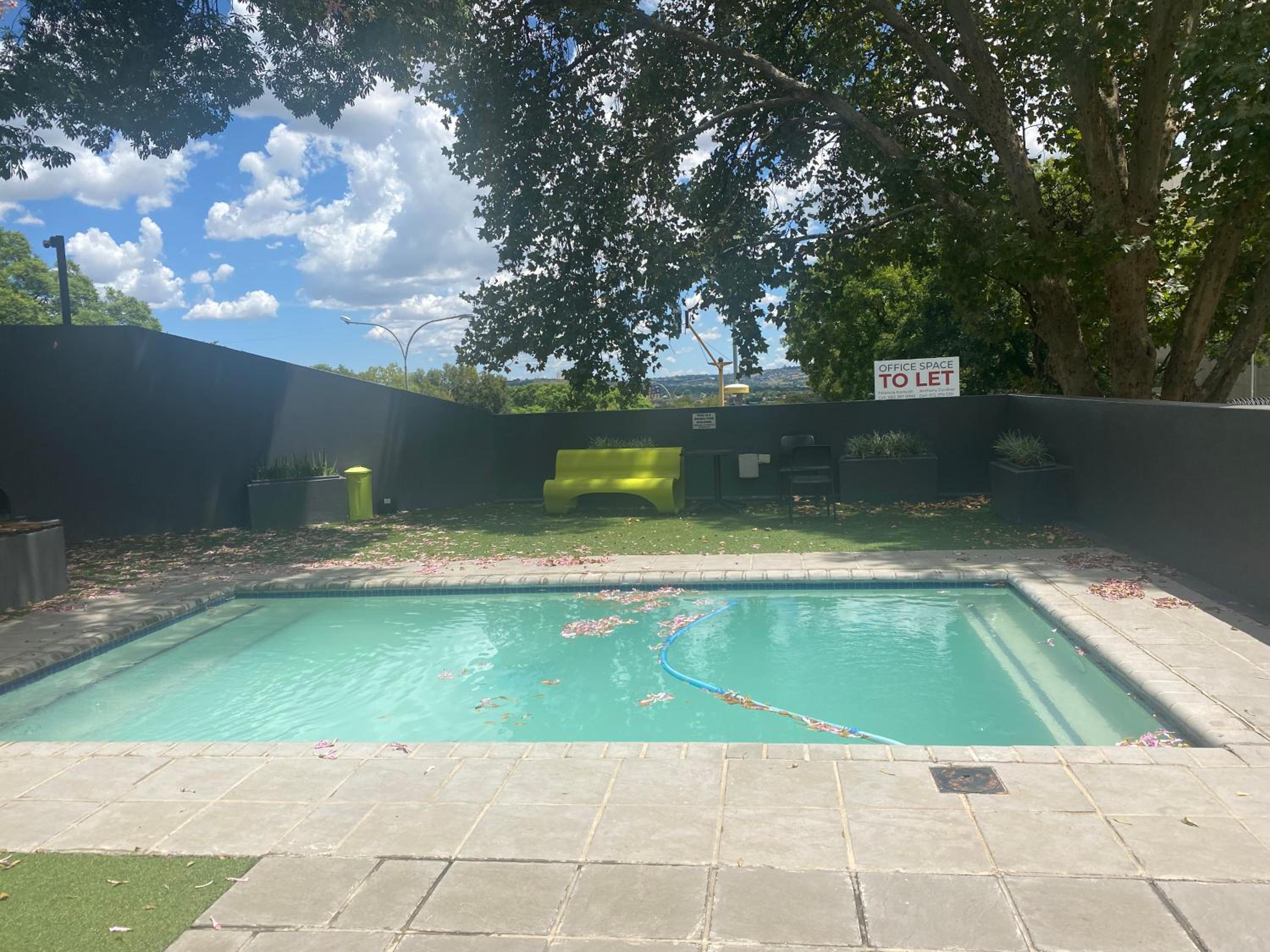 Lovely Rosebank 1-bedroom condo with pool & cinema