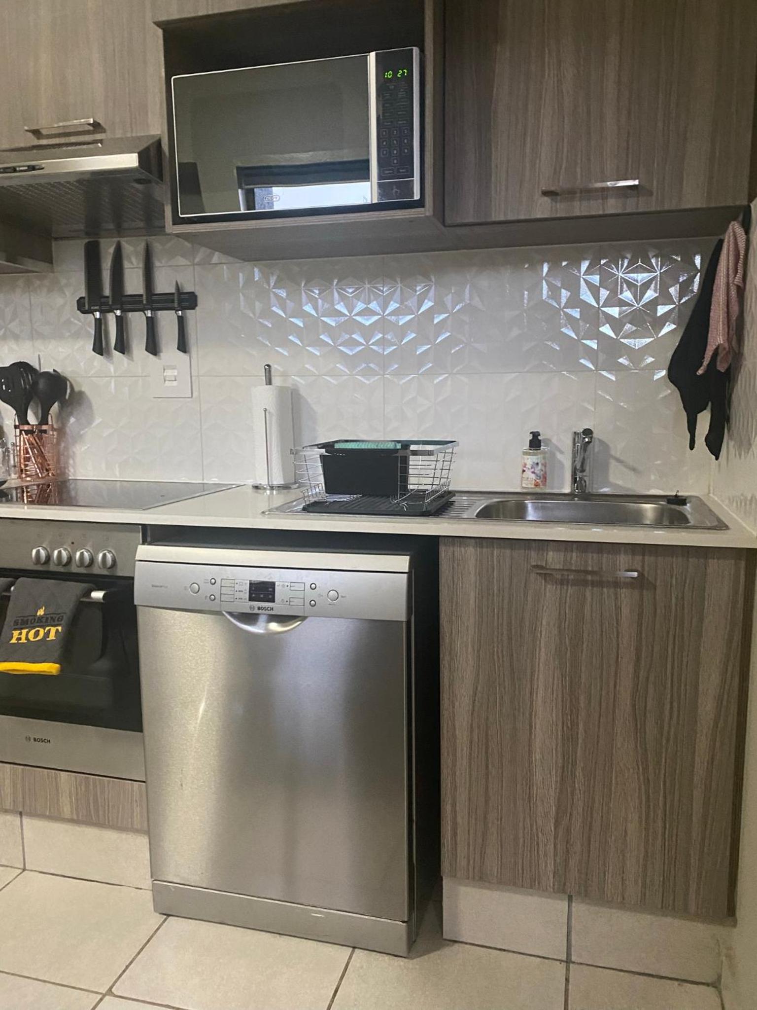 Lovely Rosebank 1-bedroom condo with pool & cinema