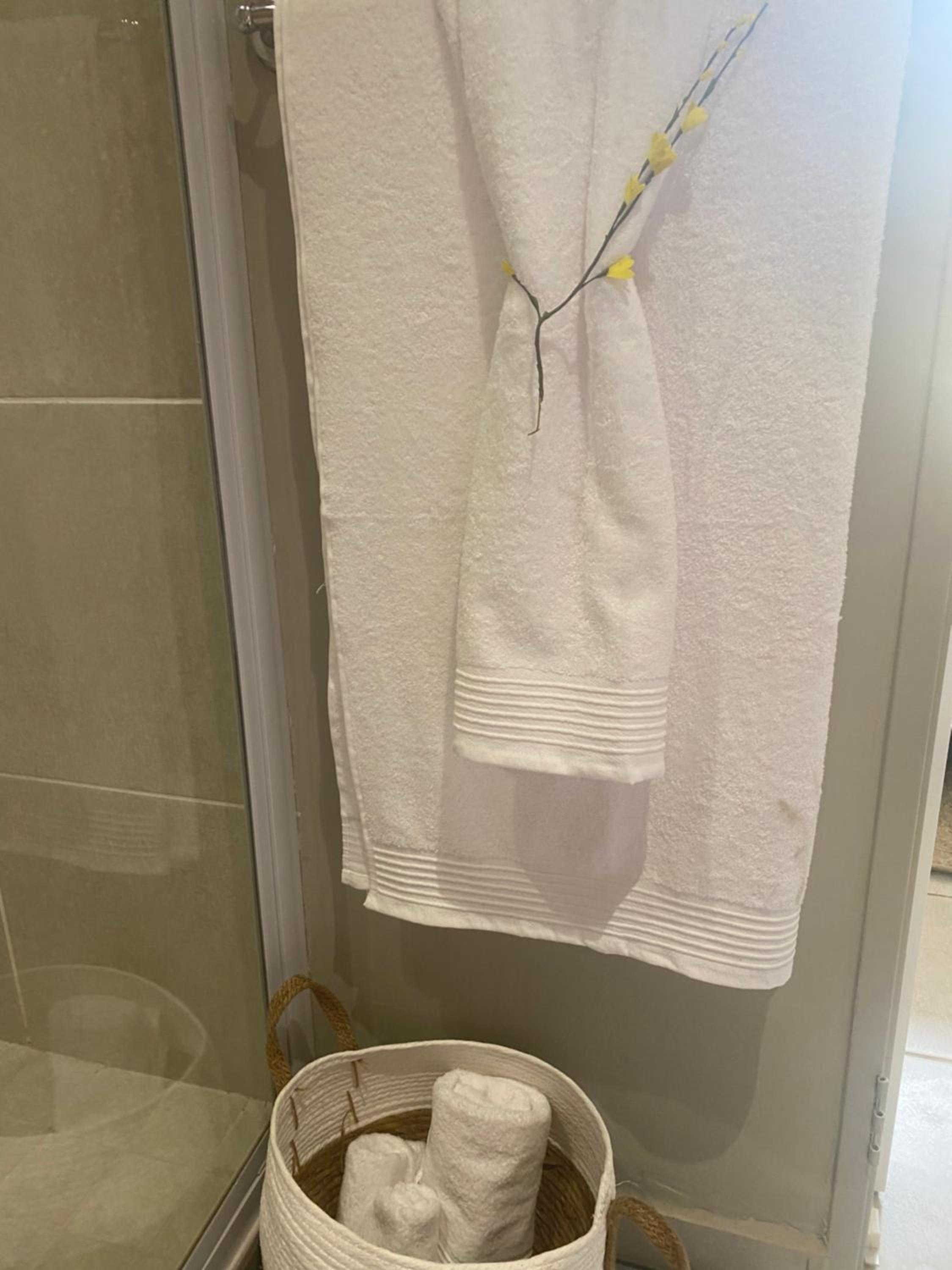 Lovely Rosebank 1-bedroom condo with pool & cinema