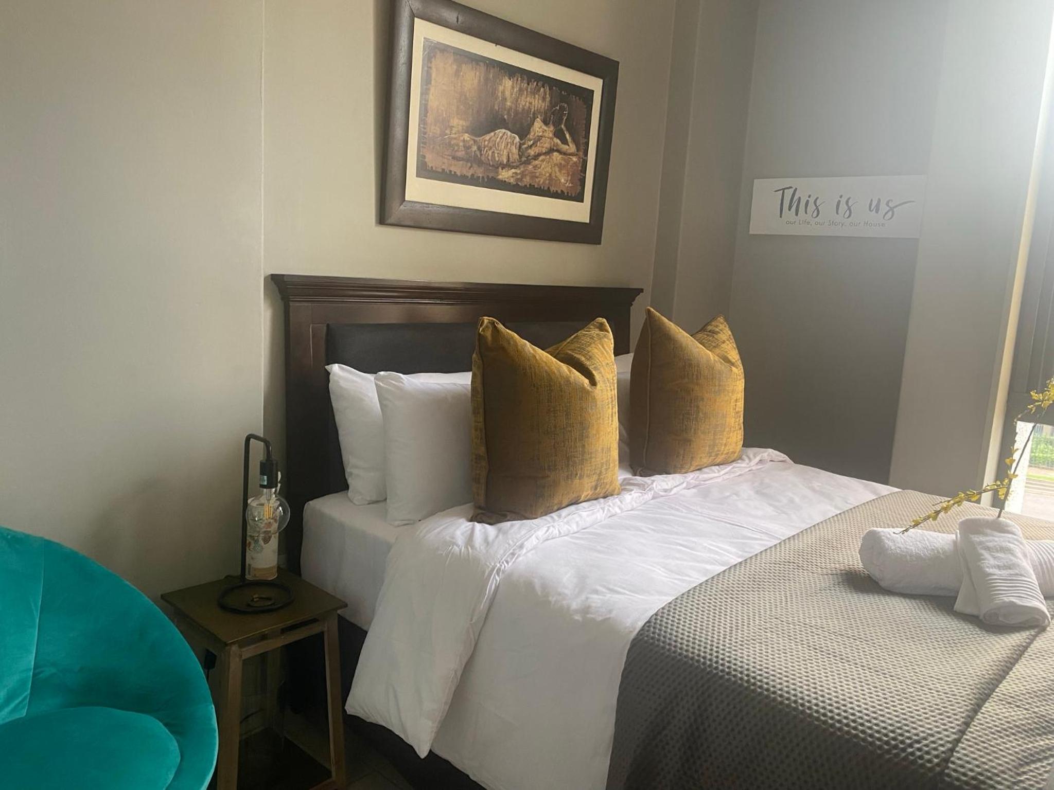 Lovely Rosebank 1-bedroom condo with pool & cinema