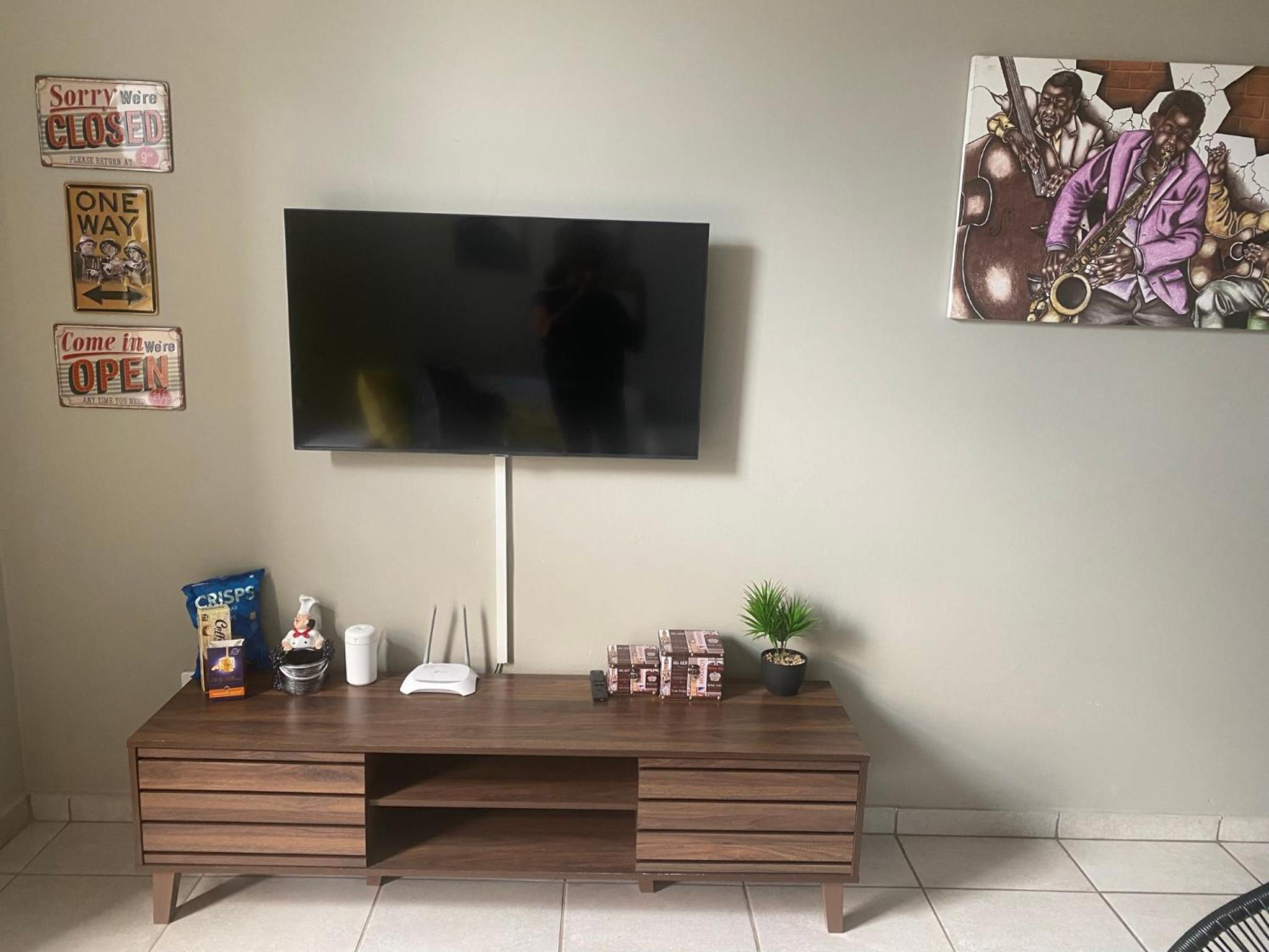 Lovely Rosebank 1-bedroom condo with pool & cinema