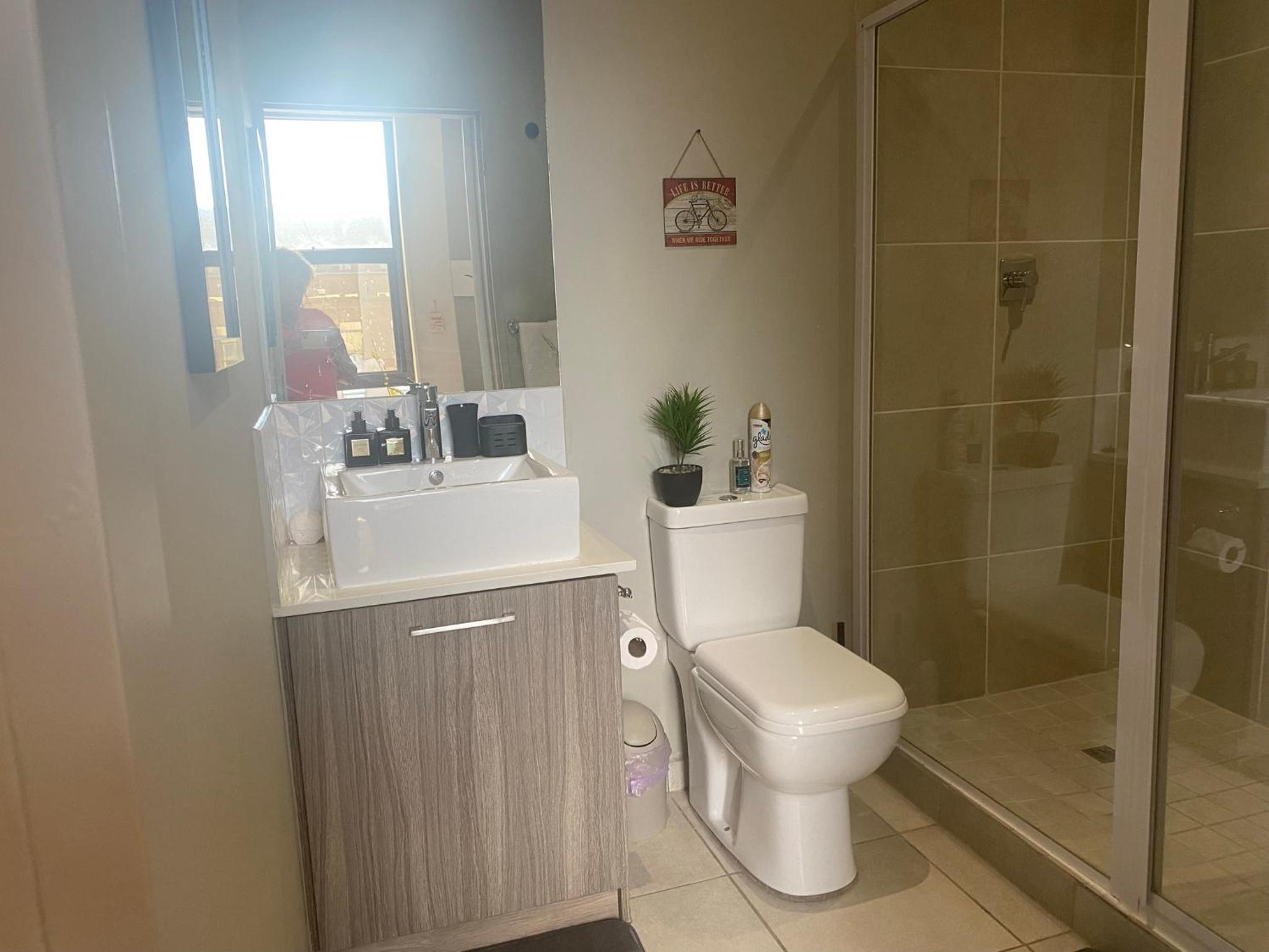 Lovely Rosebank 1-bedroom condo with pool & cinema