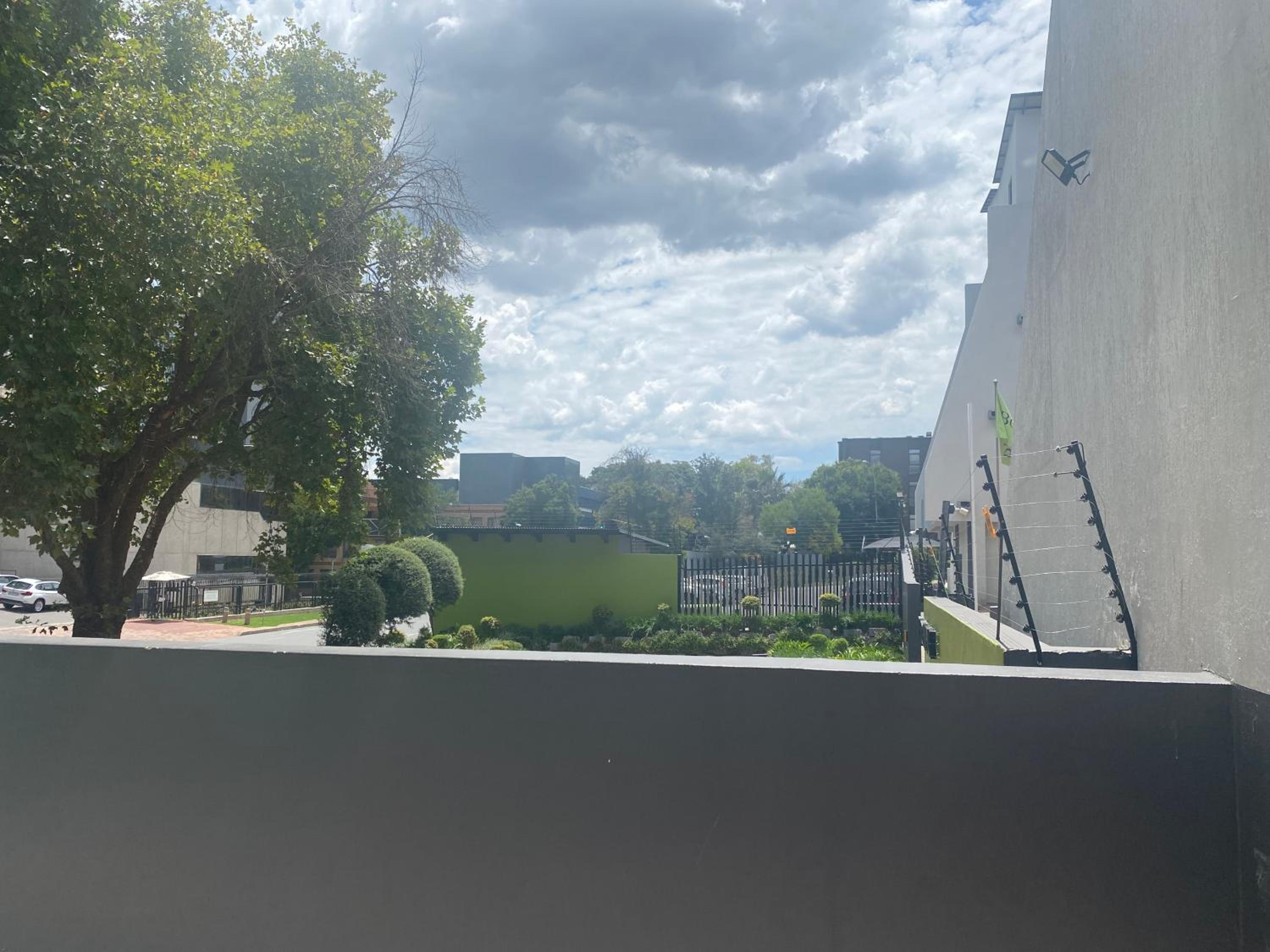 Lovely Rosebank 1-bedroom condo with pool & cinema