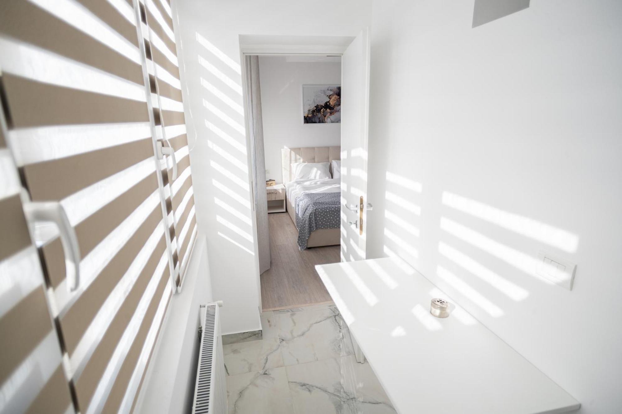 White home en Timişoara — hotel room