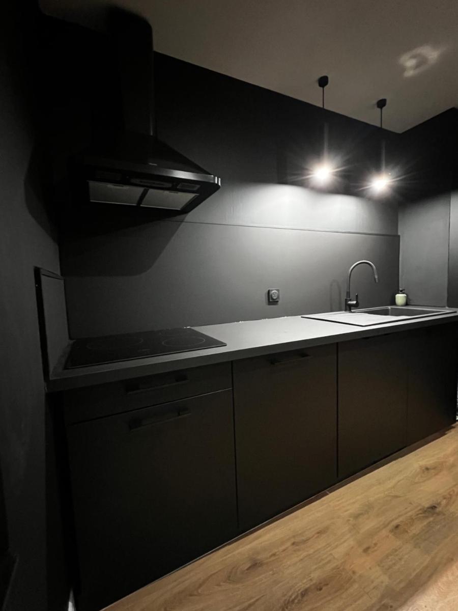 Appartement moderne full black Dunkerque centre view 3