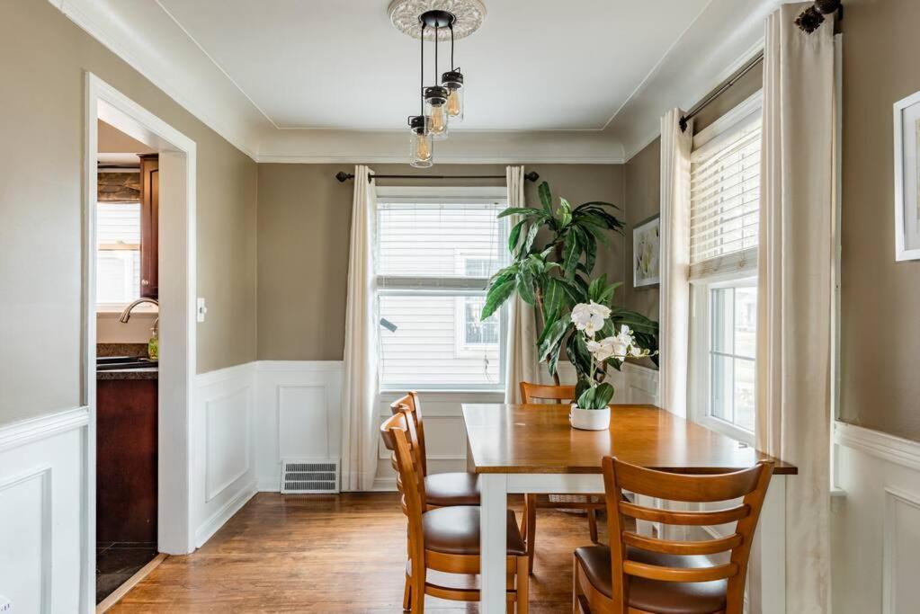 Pet Friendly - Large Families - Heart of Royal Oak - 5 Smart TVs