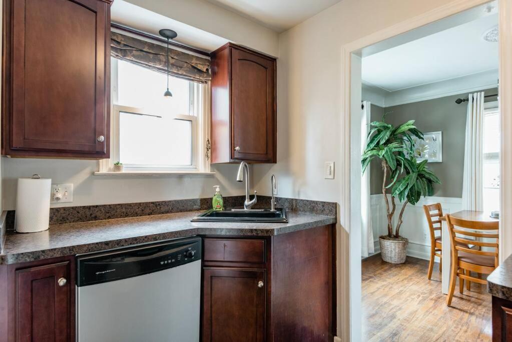Pet Friendly - Large Families - Heart of Royal Oak - 5 Smart TVs