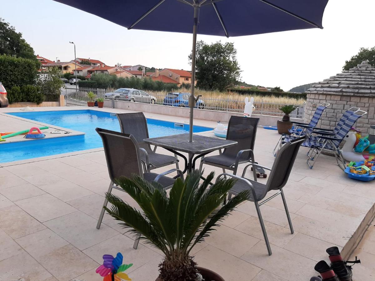 Nice, cosy studio apartment with shared outdoor pool view 2