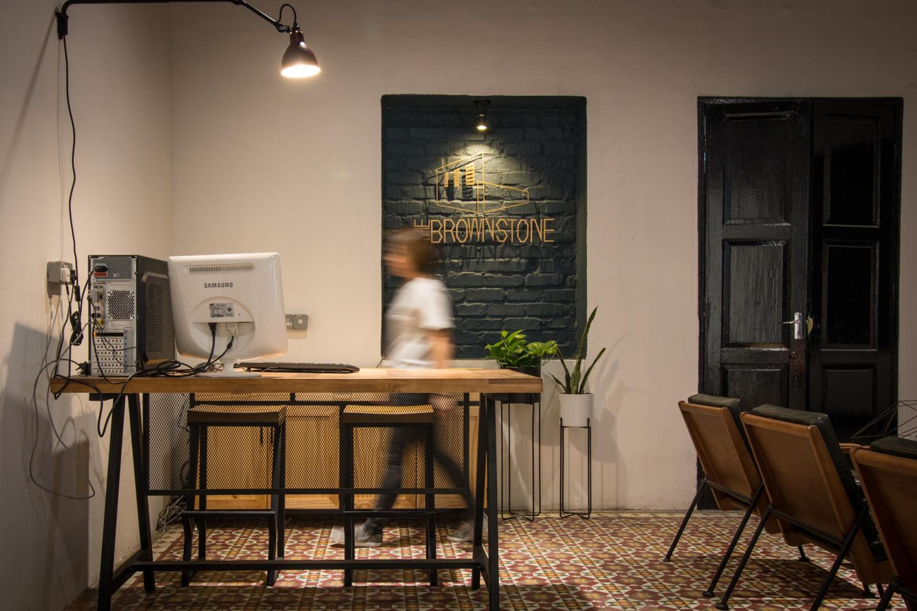 The Brownstone Hostel & Space photo 5