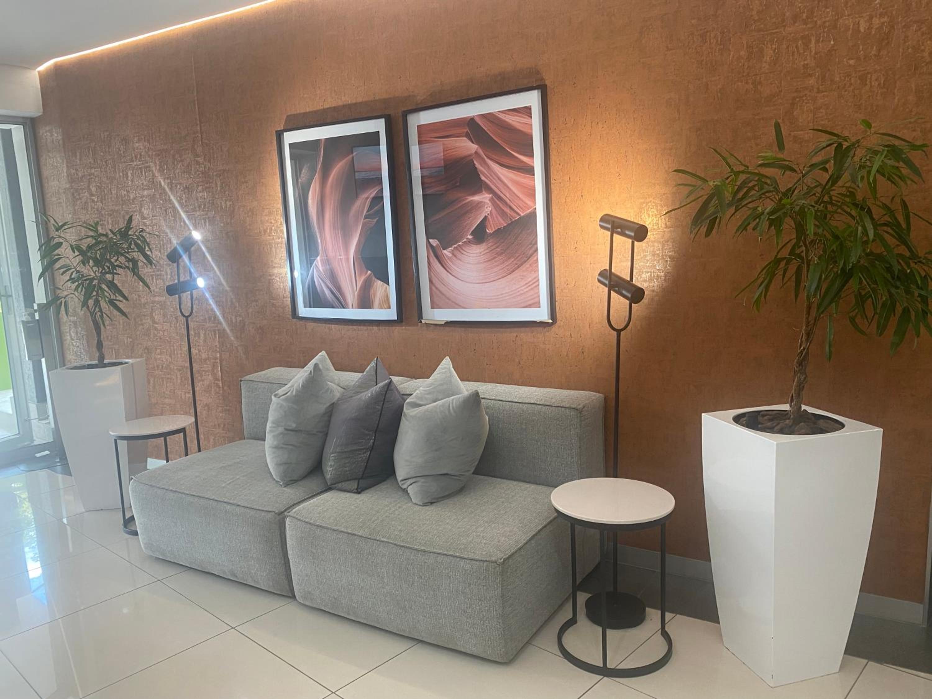 Lovely Rosebank 1-bedroom condo with pool & cinema